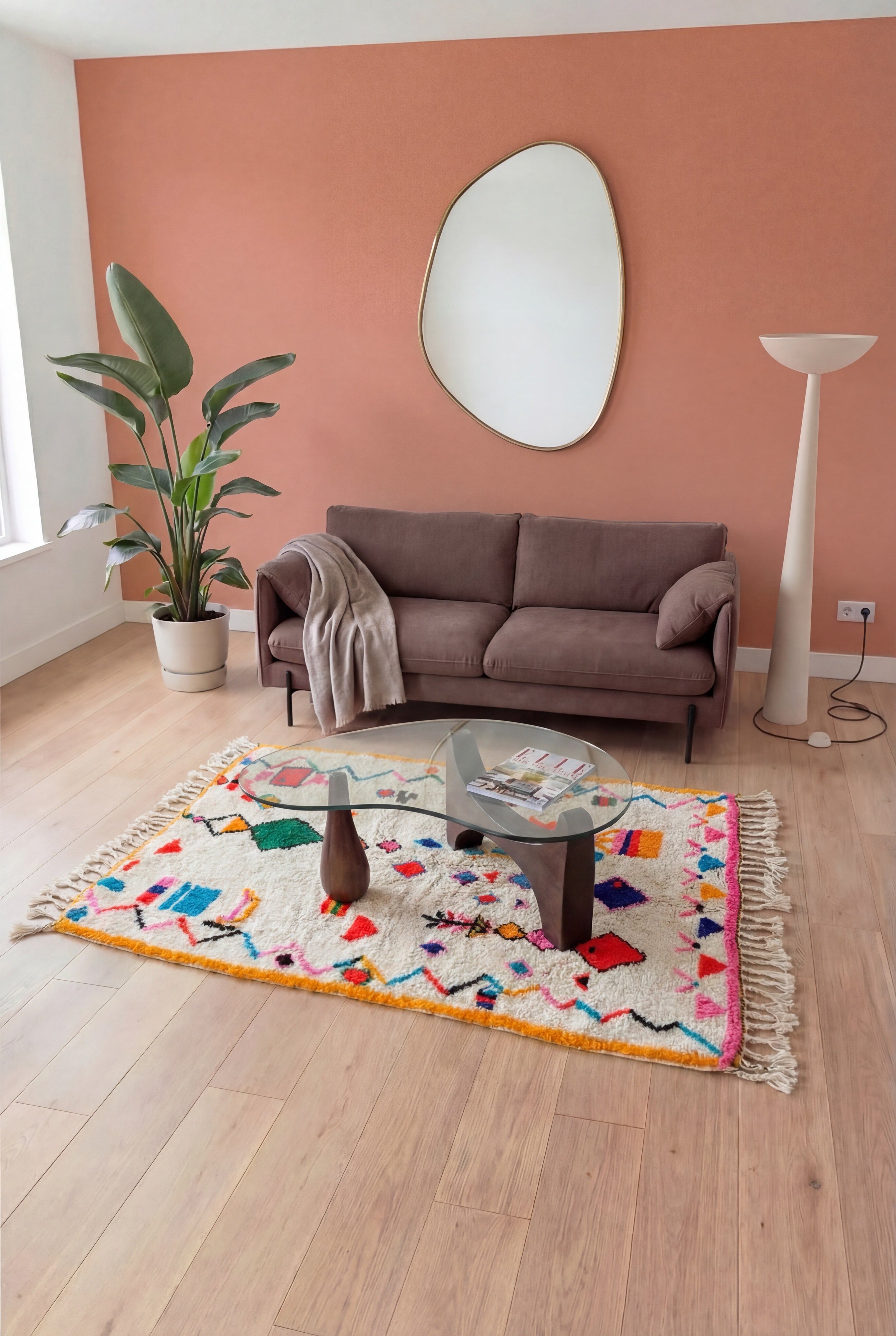 Handgemaakt gekleurd Marokkaans Azilal berbertapijt, meerkleurige wol en katoen, 147x233 cm, n2570 — gestileerd in een eigentijdse woonkamer | Tamazi