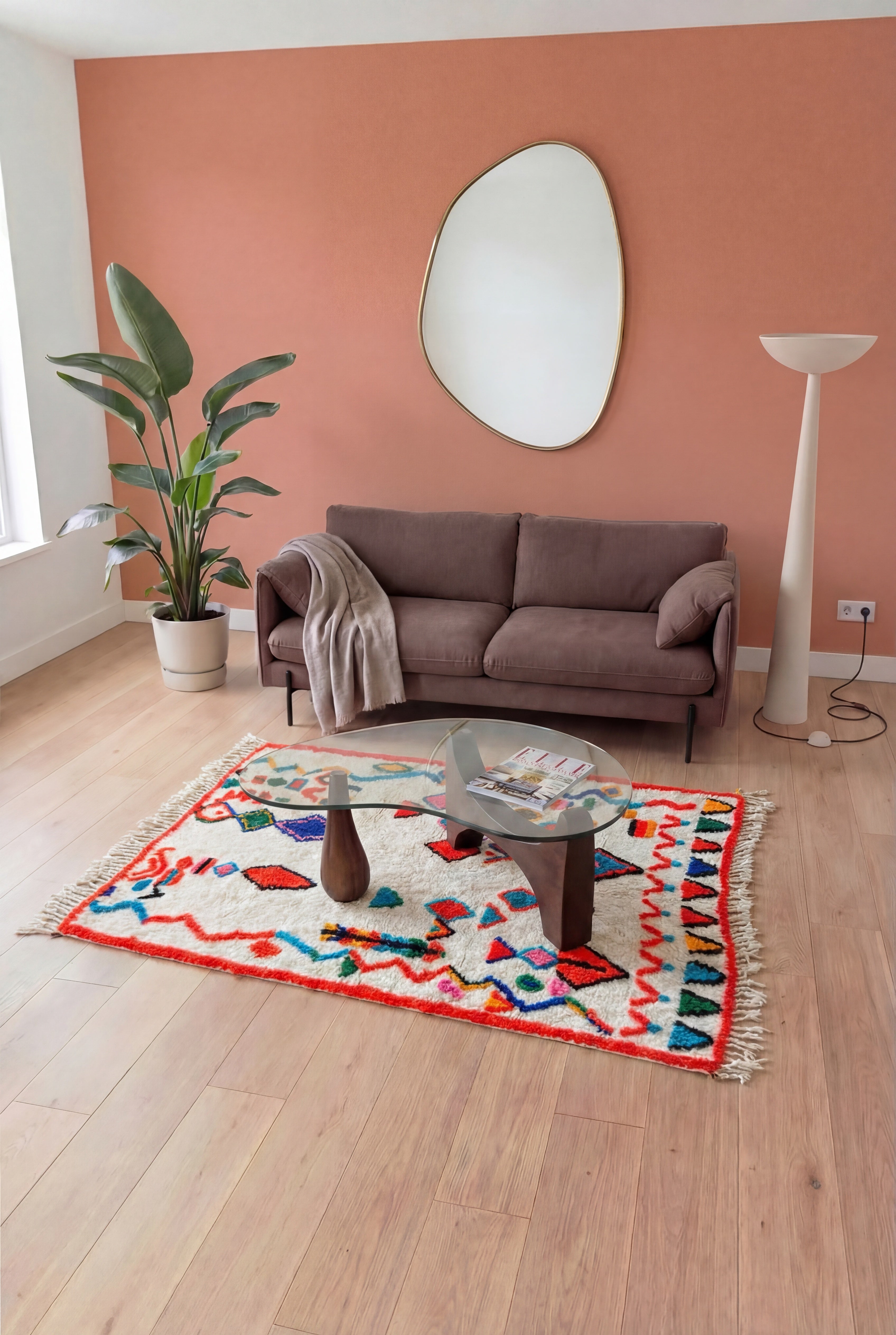 Tappeto berbero marocchino Azilal colorato fatto a mano, lana e cotone multicolore, 152x221 cm, n2471 — messo in scena in un salotto contemporaneo | Tamazi