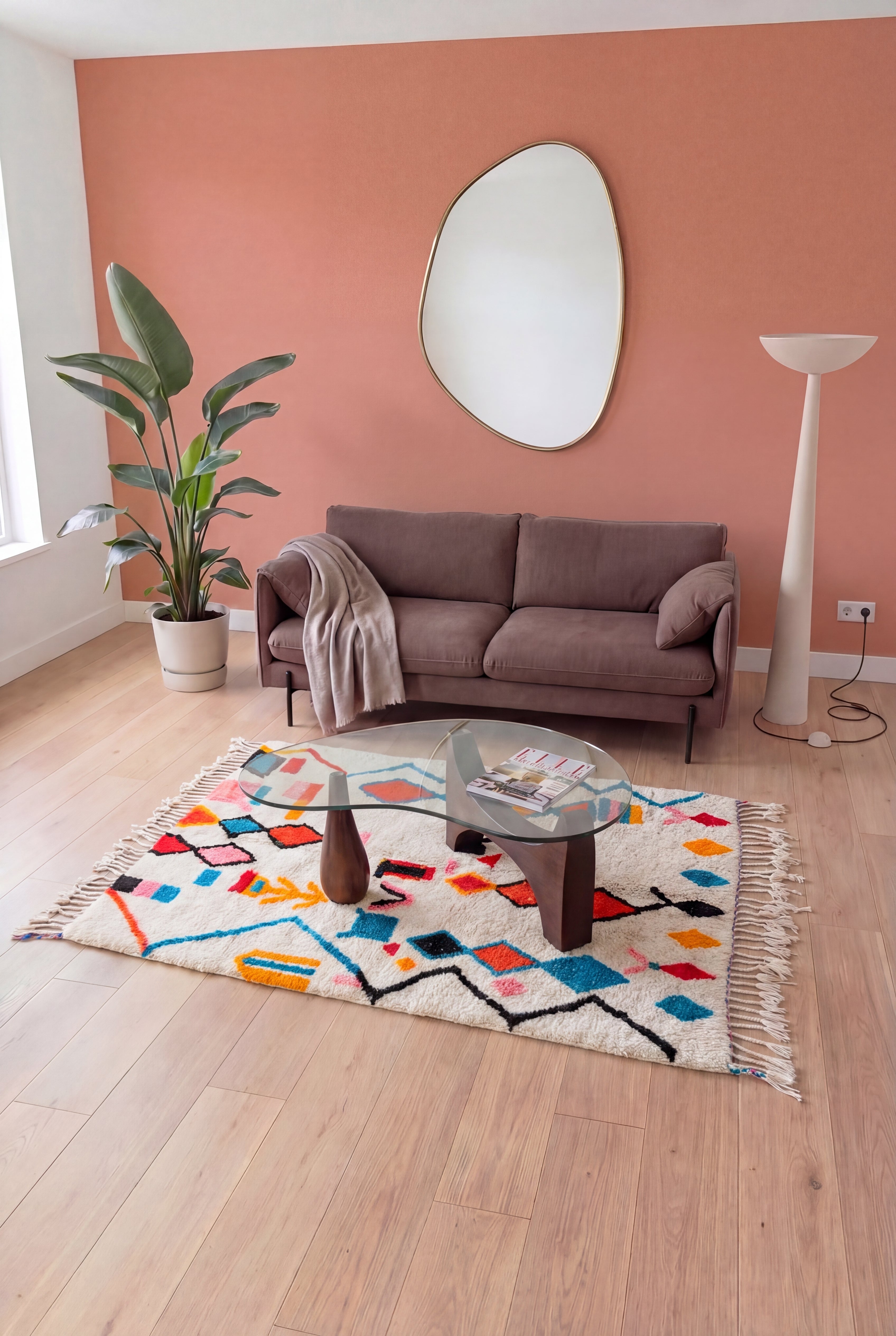 Handgemaakt gekleurd Marokkaans Azilal berbertapijt, meerkleurige wol en katoen, 154x225 cm, n2364 — gestileerd in een eigentijdse woonkamer | Tamazi