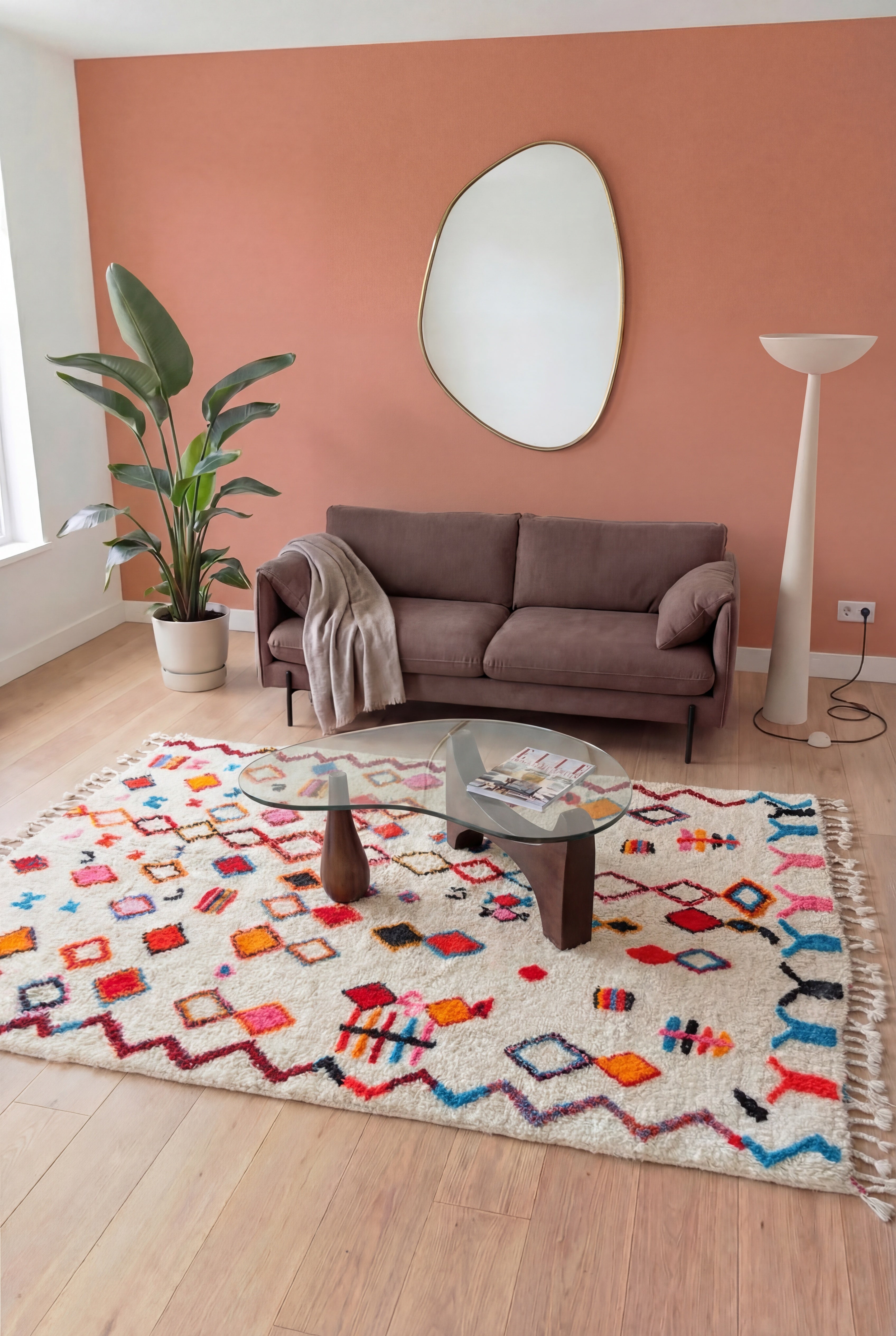 Käsinvalmistettu värikkäinen marokkolainen berberi-Azilal-matto, moniväristä villaa ja puuvillaa, 207x334 cm, n2276 — esiteltynä modernissa olohuoneessa | Tamazi