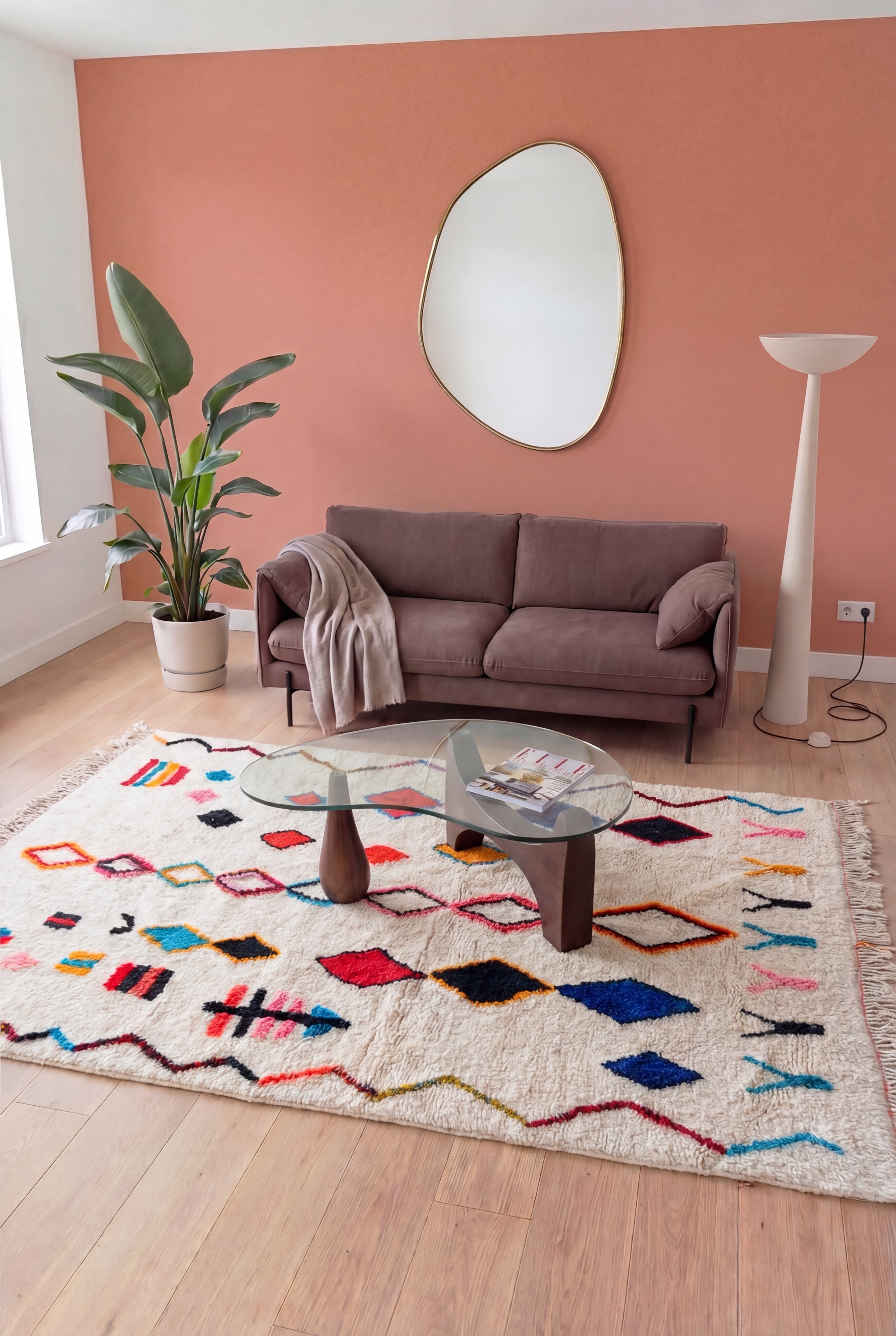 Kleurrijk handgemaakt Marokkaans Berber tapijt Azilal, wol en katoen multicolor, 210x327 cm, n2477 — gestileerd in een hedendaagse woonkamer | Tamazi