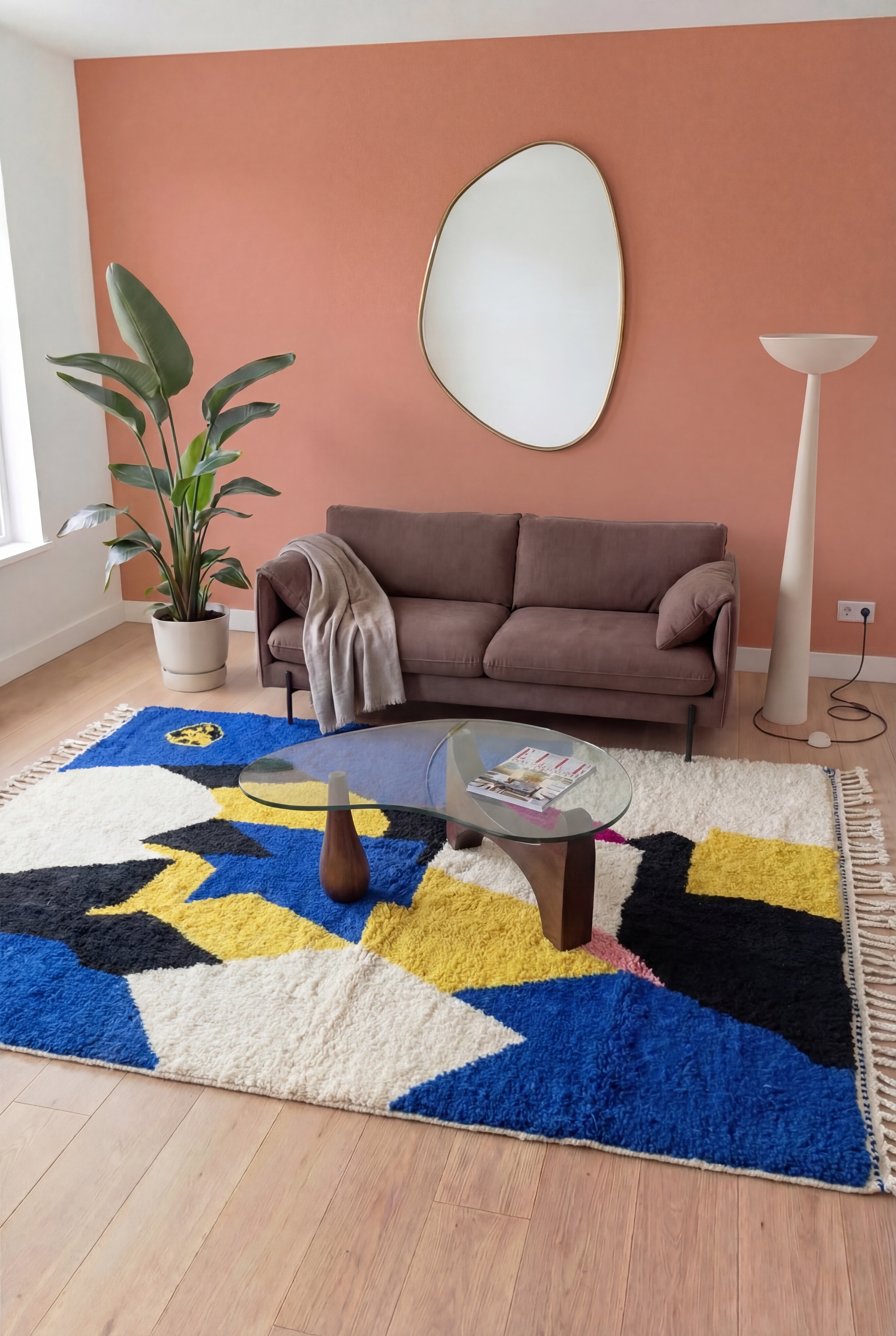 Handgemaakt gekleurd Marokkaans Azilal berbertapijt, meerkleurige wol en katoen, 261x370 cm, n2207 — gestileerd in een hedendaagse woonkamer | Tamazi