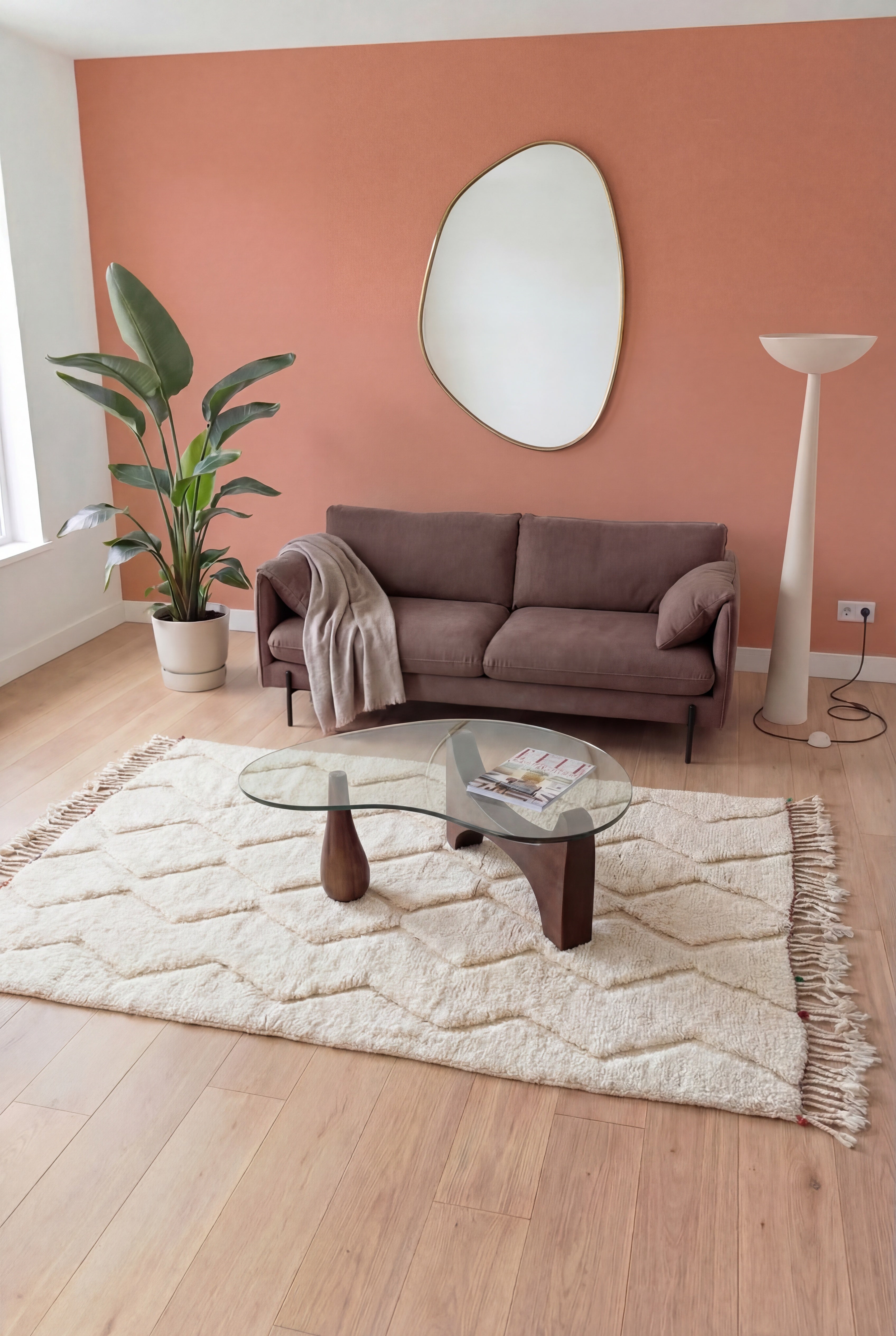 Alfombra bereber marroquí Beni Ouarain hecha a mano, lana color crudo, 157x283 cm, n2494 — presentada en un salón contemporáneo | Tamazi