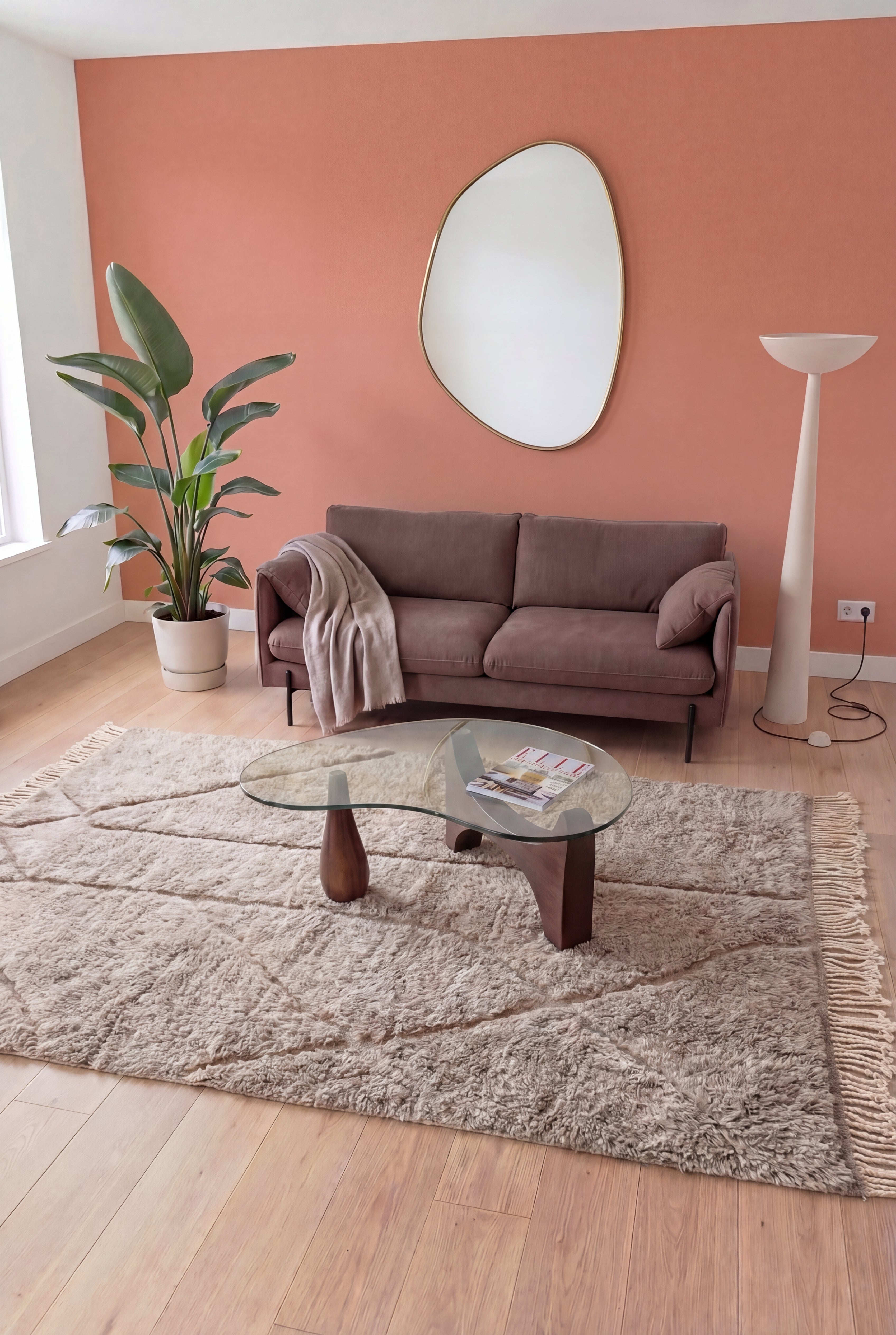 Handgefertigter marokkanischer Berberteppich Mrirt, Wolle in grauem Braunton mit Aschenote, 213x320 cm, n1998 — in einem zeitgenössischen Wohnzimmer inszeniert | Tamazi