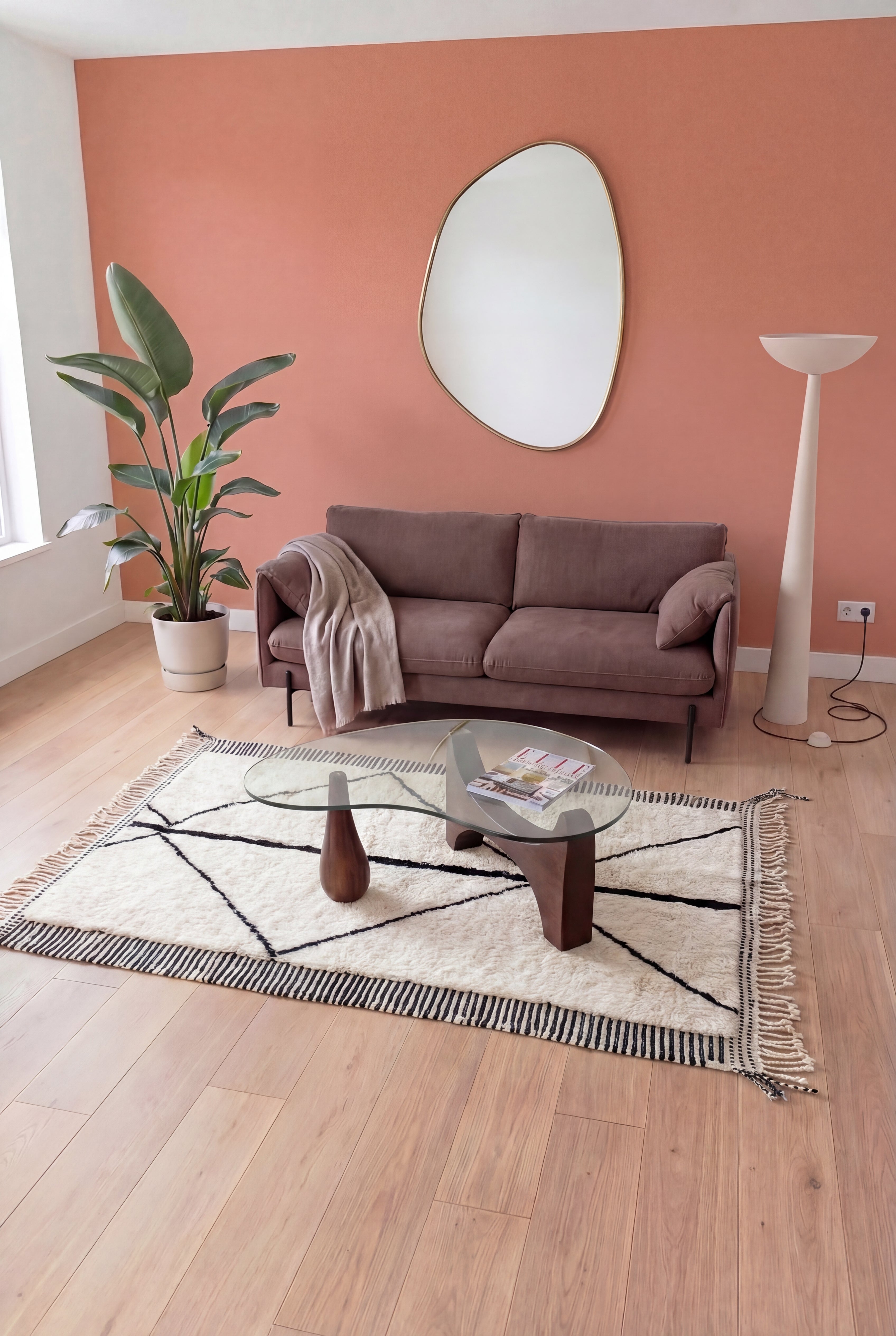 Handgefertigter marokkanischer Berberteppich Mrirt, Wolle in Schwarz und Gebrochenweiß, 162x279 cm, n1968 — inszeniert in einem zeitgenössischen Wohnzimmer | Tamazi