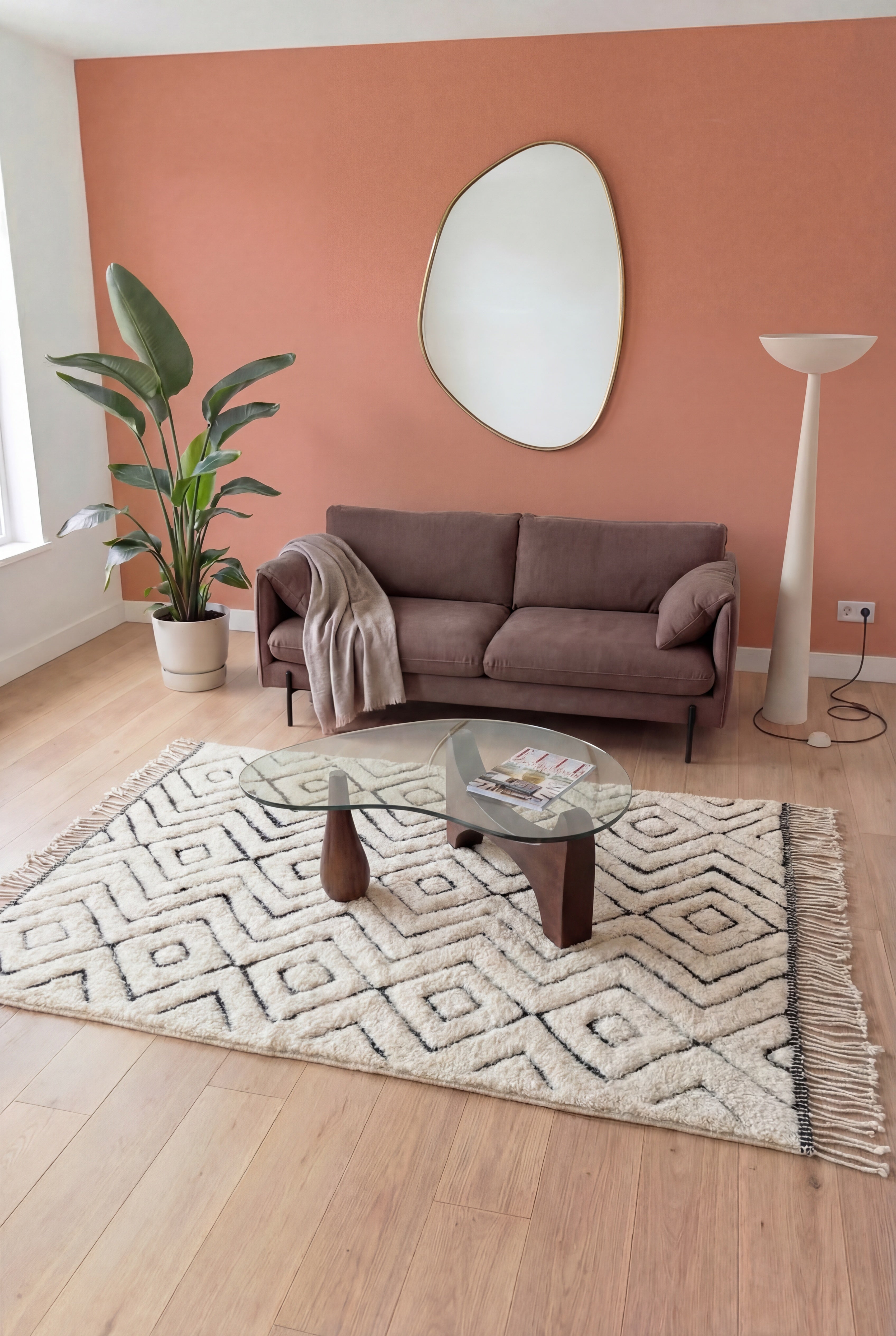 Handgefertigter marokkanischer Berberteppich Mrirt, gebrochenes Weiß und Schwarz, 180x310 cm, n2451 — in einem zeitgenössischen Wohnzimmer inszeniert | Tamazi