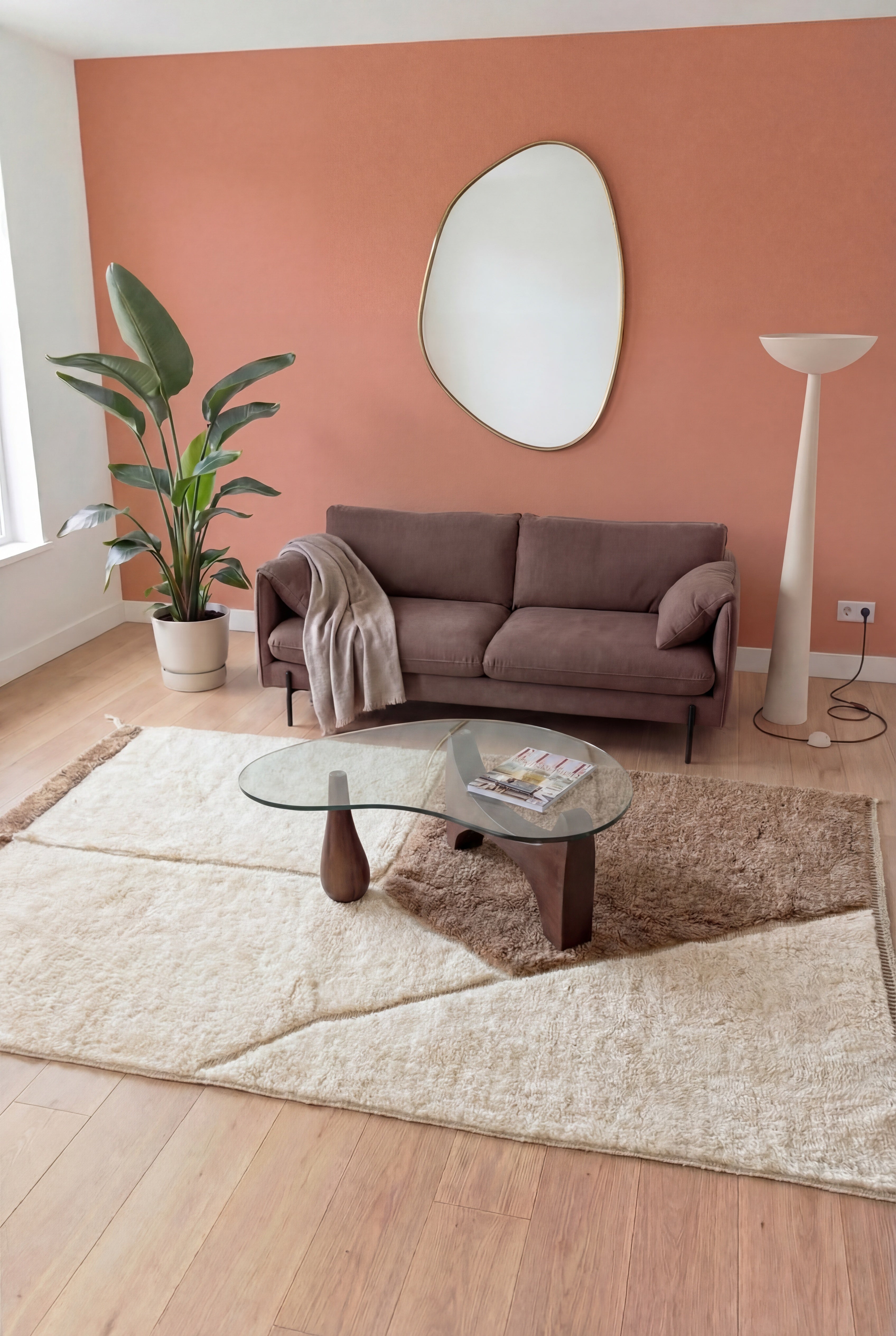 Handgefertigter marokkanischer Berberteppich Mrirt, braune und weiße Wolle, 205x306 cm, n2490 — in einem zeitgenössischen Wohnzimmer inszeniert | Tamazi