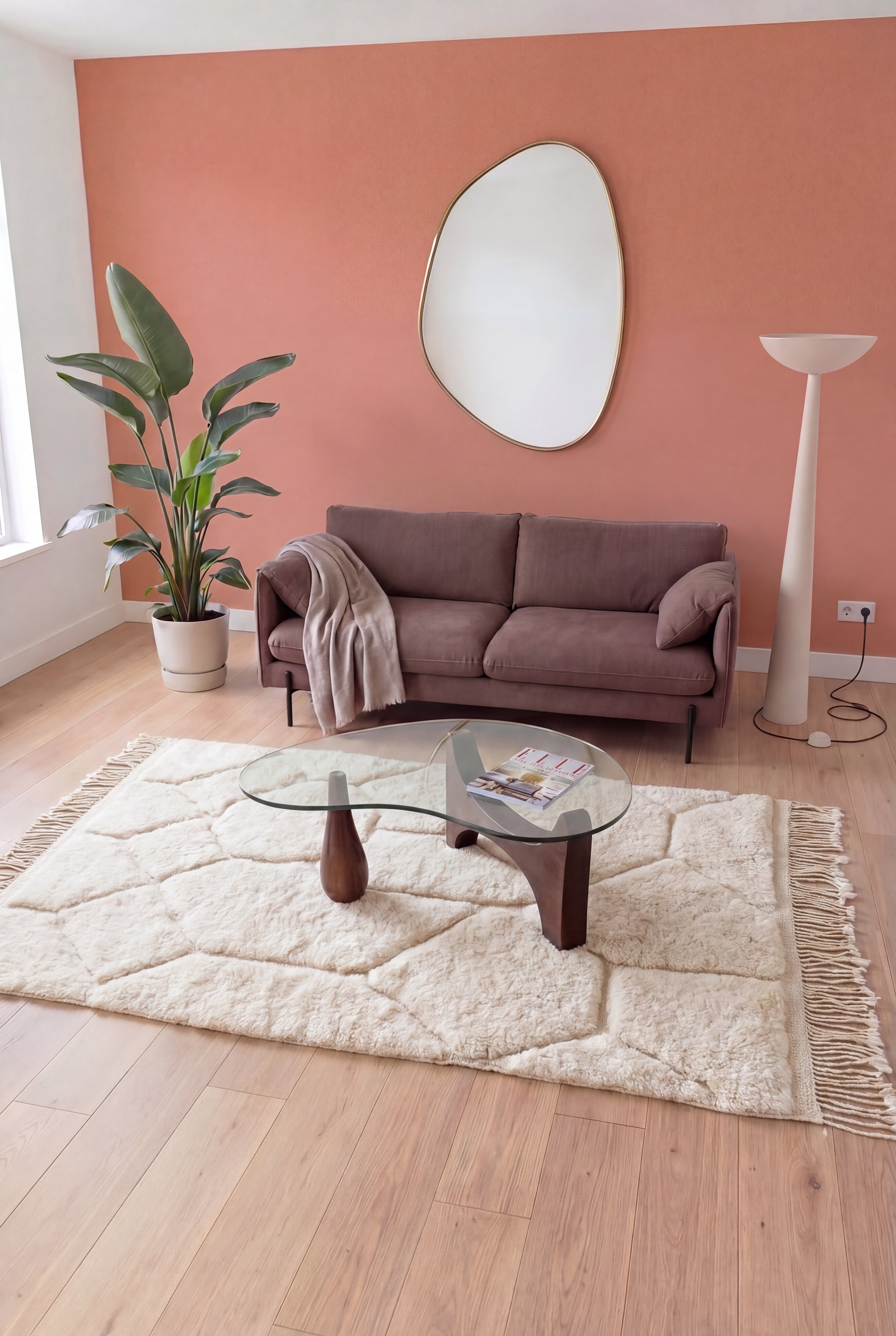 Handgefertigter marokkanischer Mrirt-Berberteppich, cremefarbene Wolle, 150x280 cm, n2599 – in einem modernen Wohnzimmer inszeniert | Tamazi