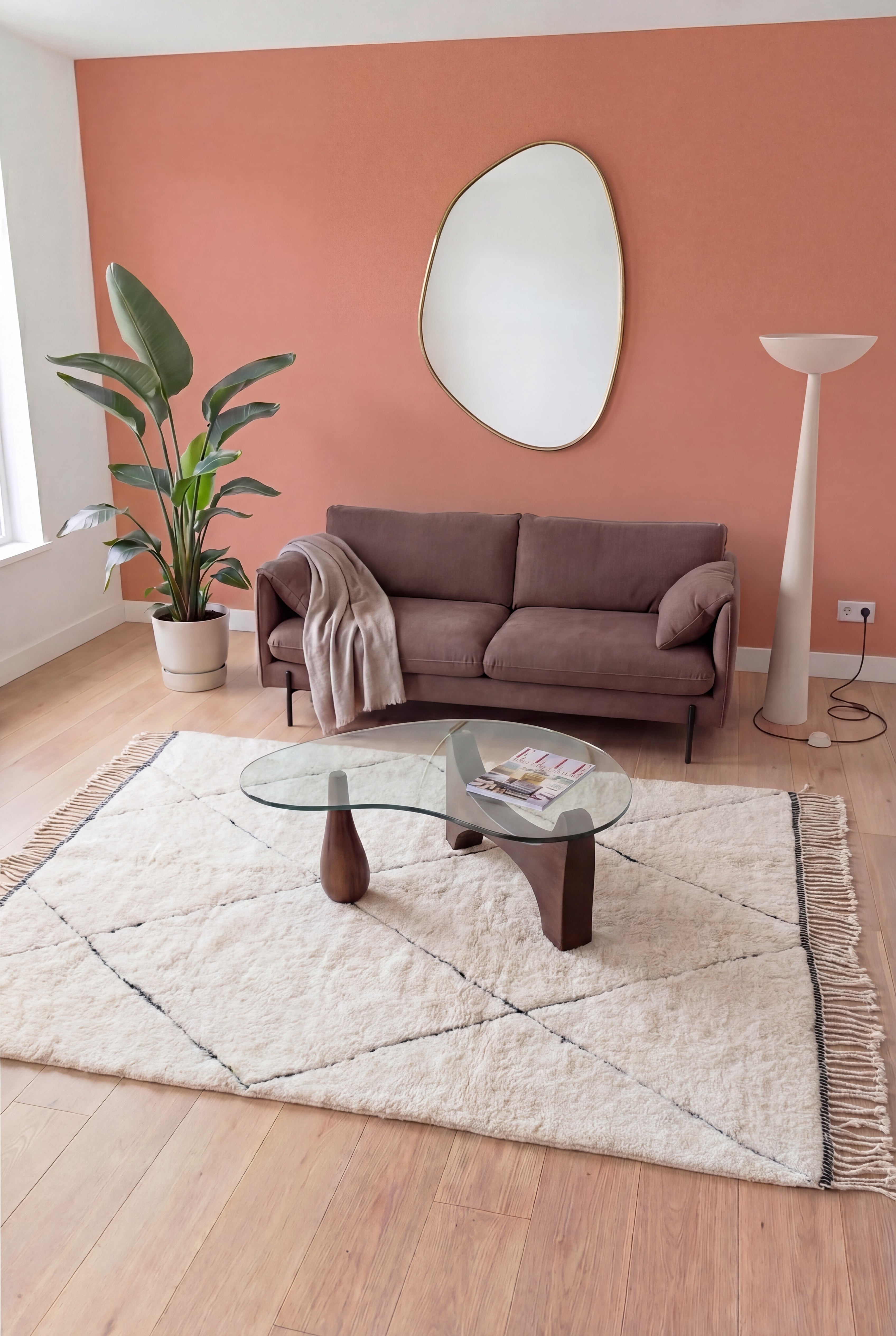 Handgefertigter marokkanischer Mrirt-Berberteppich, Wolle in Creme und Schwarz, 210x326 cm, n2543 – in einem zeitgenössischen Wohnzimmer | Tamazi