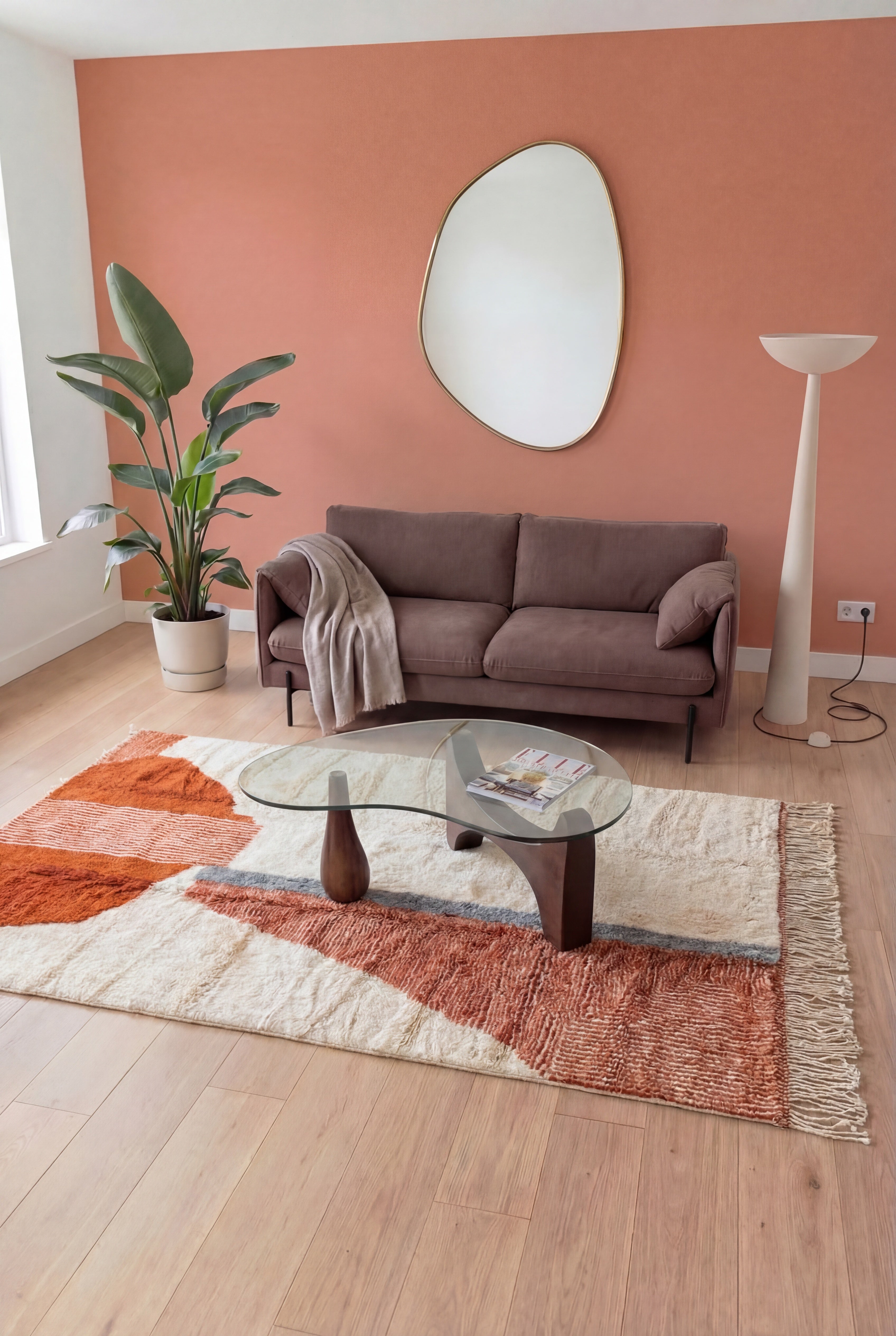 Handgefertigter marokkanischer Berberteppich Mrirt, Wolle weiß, grau und orange, 196x296 cm, n2319 — inszeniert in einem zeitgenössischen Wohnzimmer | Tamazi