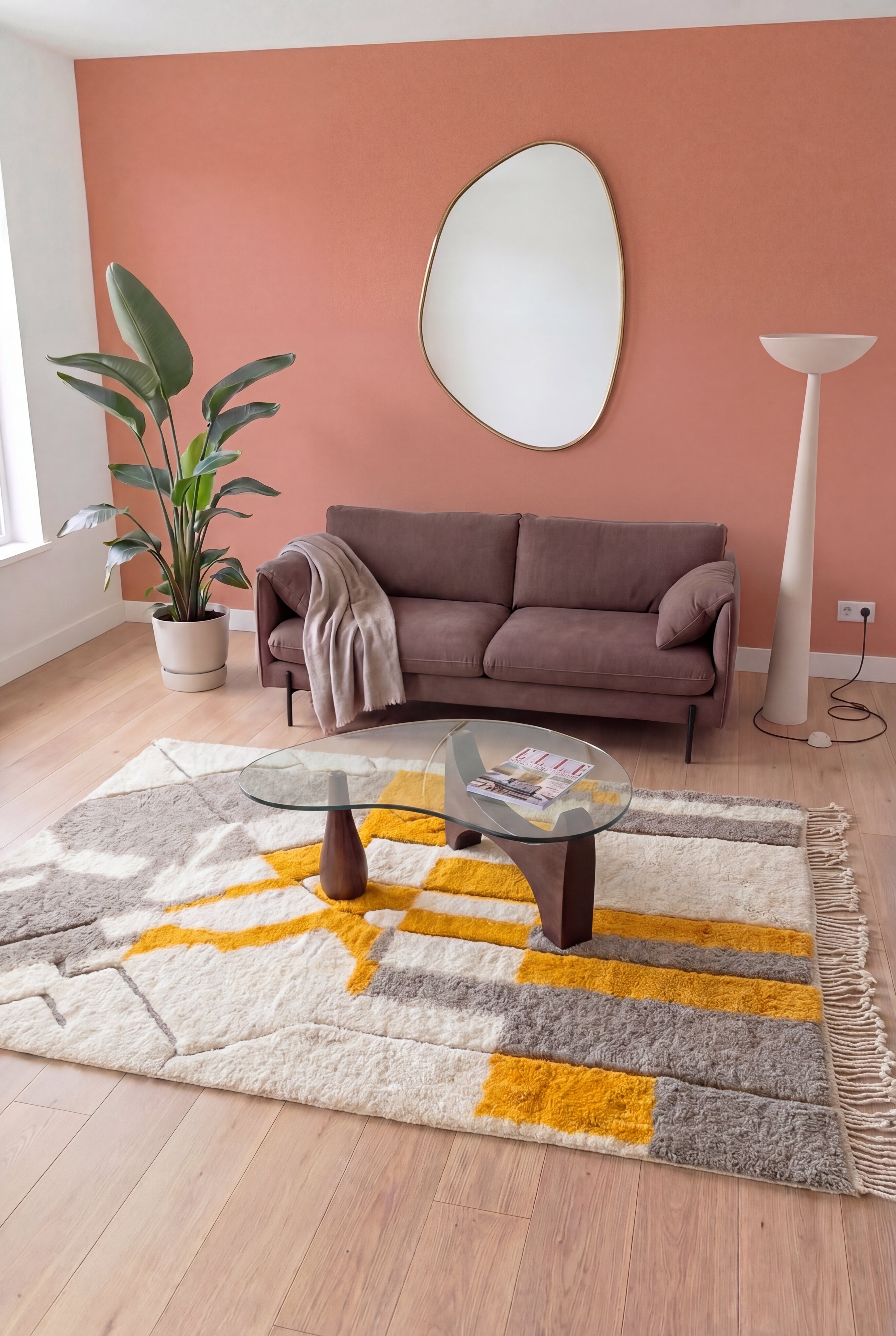 Handgefertigter marokkanischer Berberteppich Mrirt, Wolle weiß, grau und orange, 203x325 cm, n2200 — in einem zeitgenössischen Wohnzimmer inszeniert | Tamazi