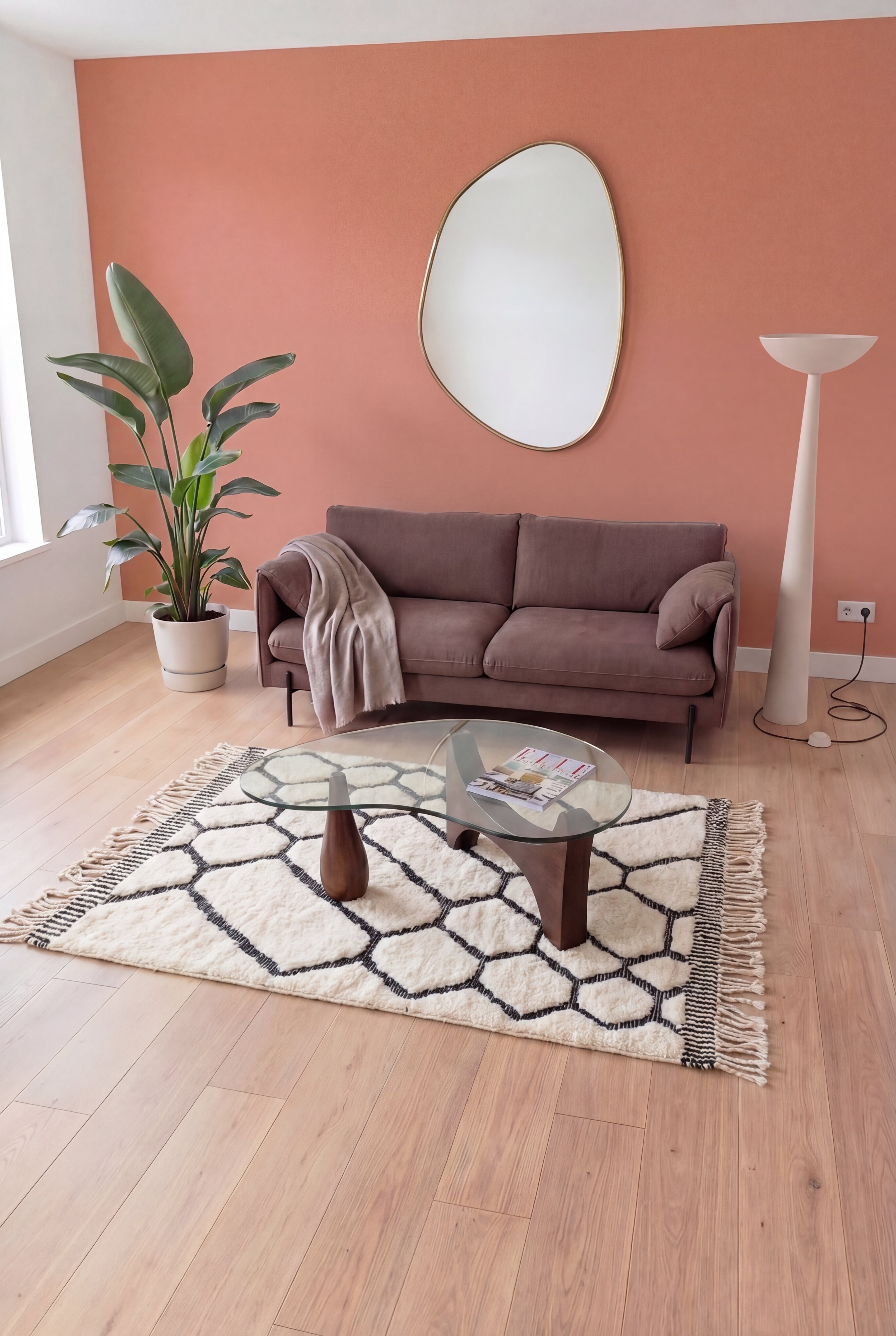 Handgefertigter marokkanischer Berberteppich Mrirt, gebrochenes Weiß und Schwarz, 150x219 cm, n1797 — in einem zeitgenössischen Wohnzimmer inszeniert | Tamazi