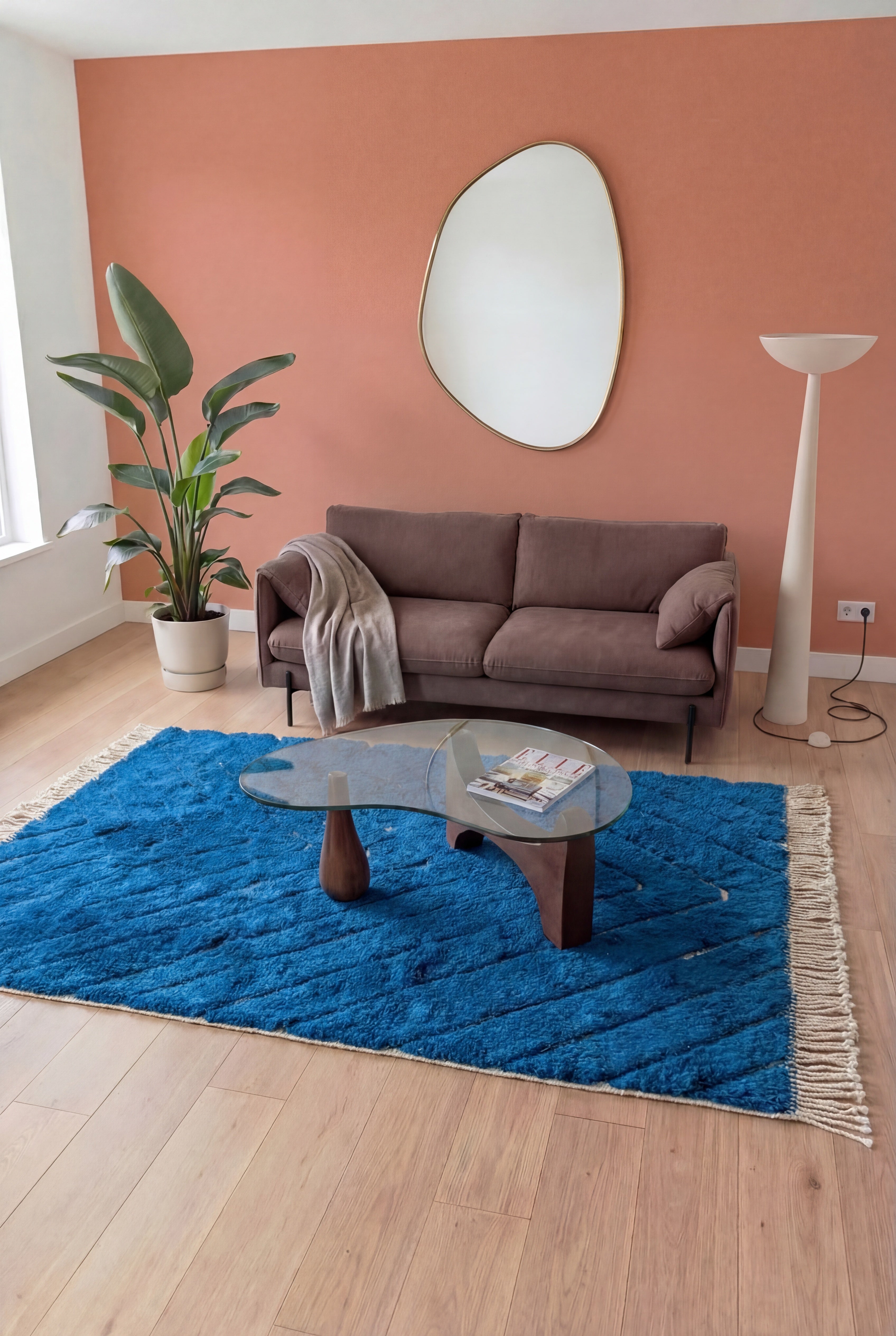 Handgefertigter marokkanischer Berberteppich Mrirt aus marineblauer Wolle, 163x293 cm, n1753 — inszeniert in einem zeitgenössischen Wohnzimmer | Tamazi