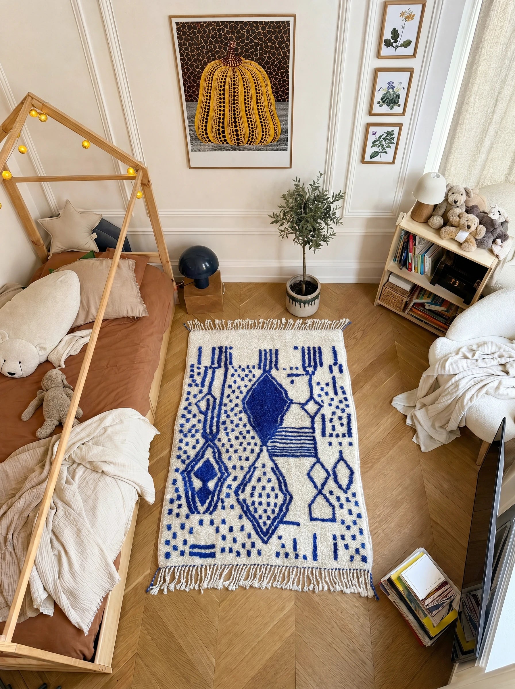 Tapis berbère coloré 103 x 168 cm en situation dans un salon, fait main en laine | Tamazi