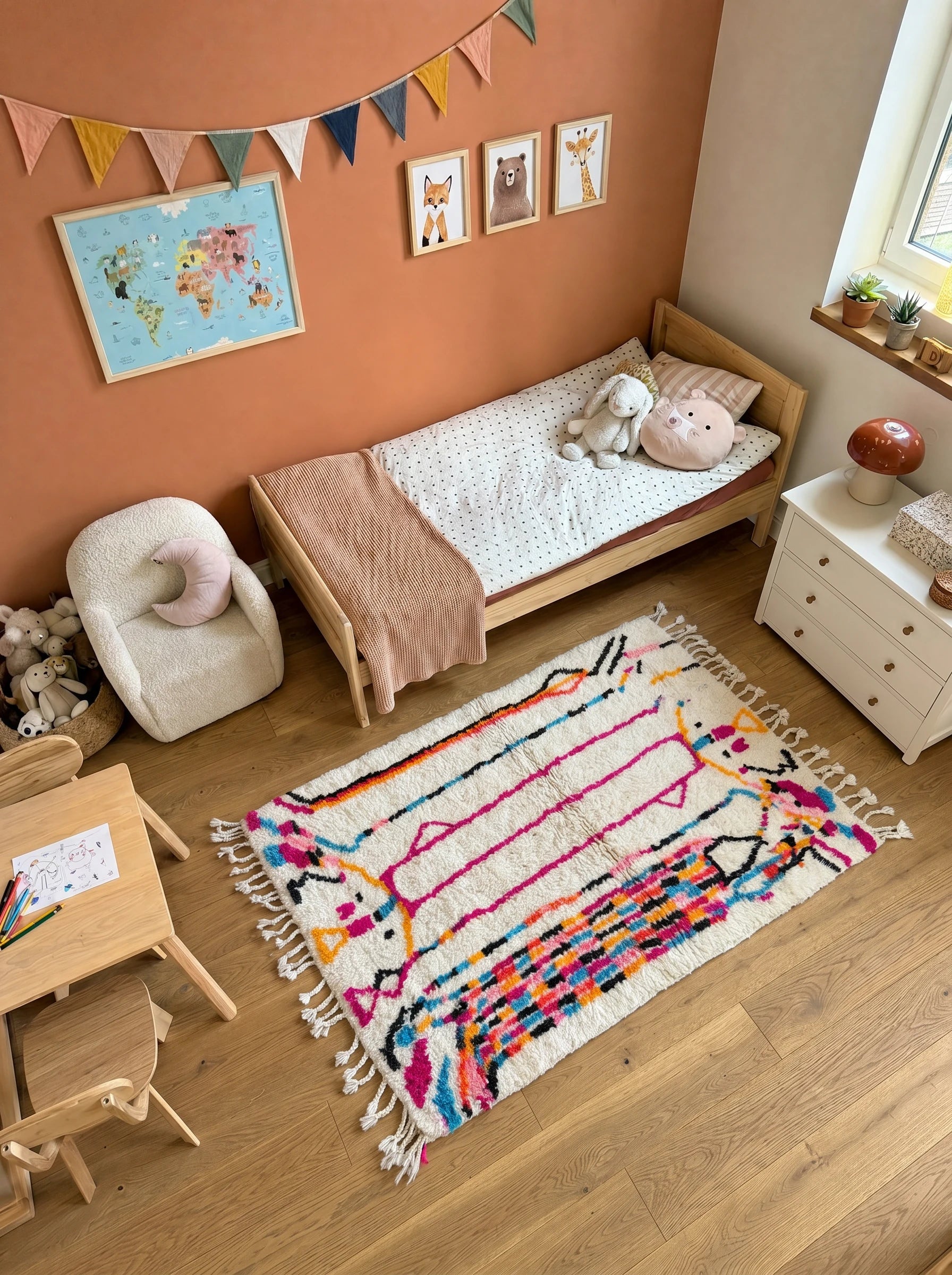 Tapis berbère coloré 107 x 173 cm en situation dans un salon, fait main en laine | Tamazi
