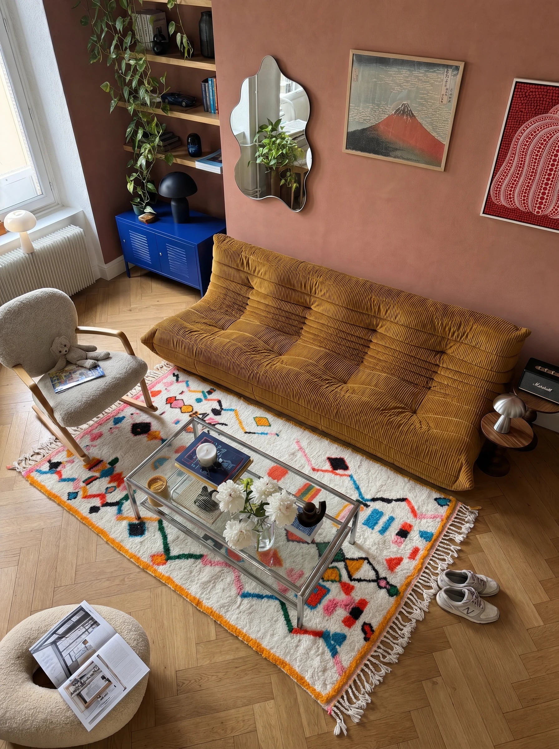 Tapis berbère coloré 143 x 263 cm en situation dans un salon, fait main en laine | Tamazi