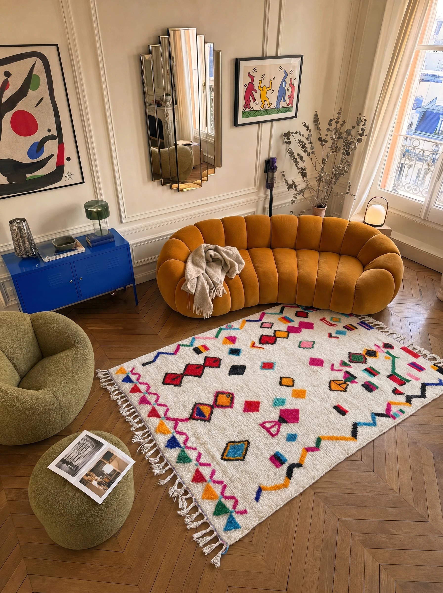 Kleurrijk Berbers tapijt 146 x 248 cm in een woonkamer, handgemaakt van wol | Tamazi