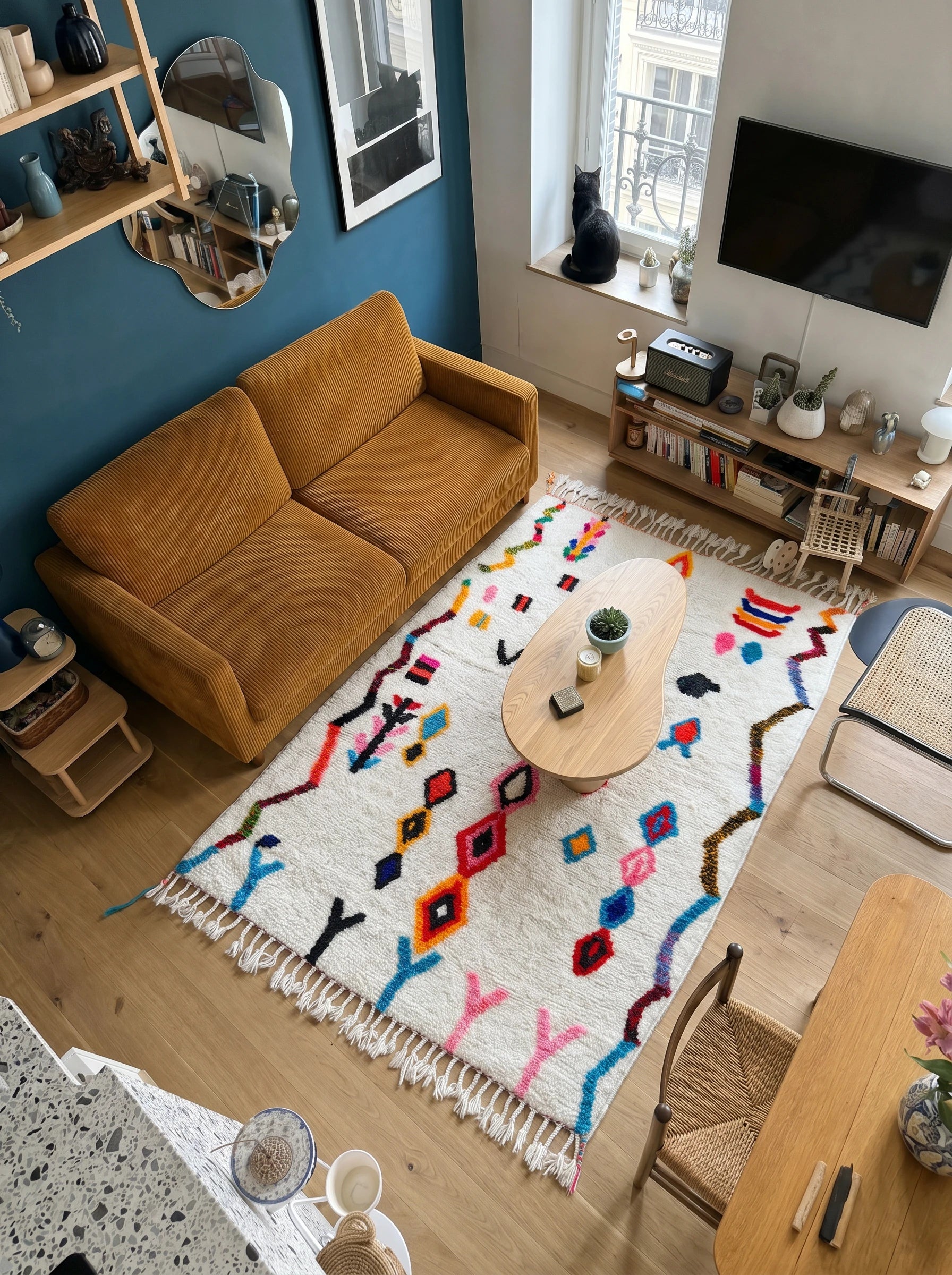 Tapis berbère coloré 148 x 218 cm en situation dans un salon, fait main en laine | Tamazi