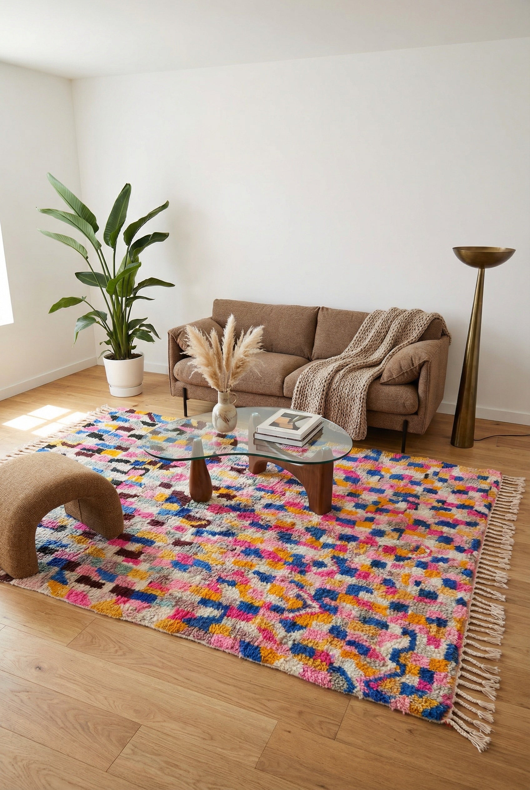 Tapis berbère coloré 149 x 286 cm posé dans un salon moderne avec canapé et table basse
