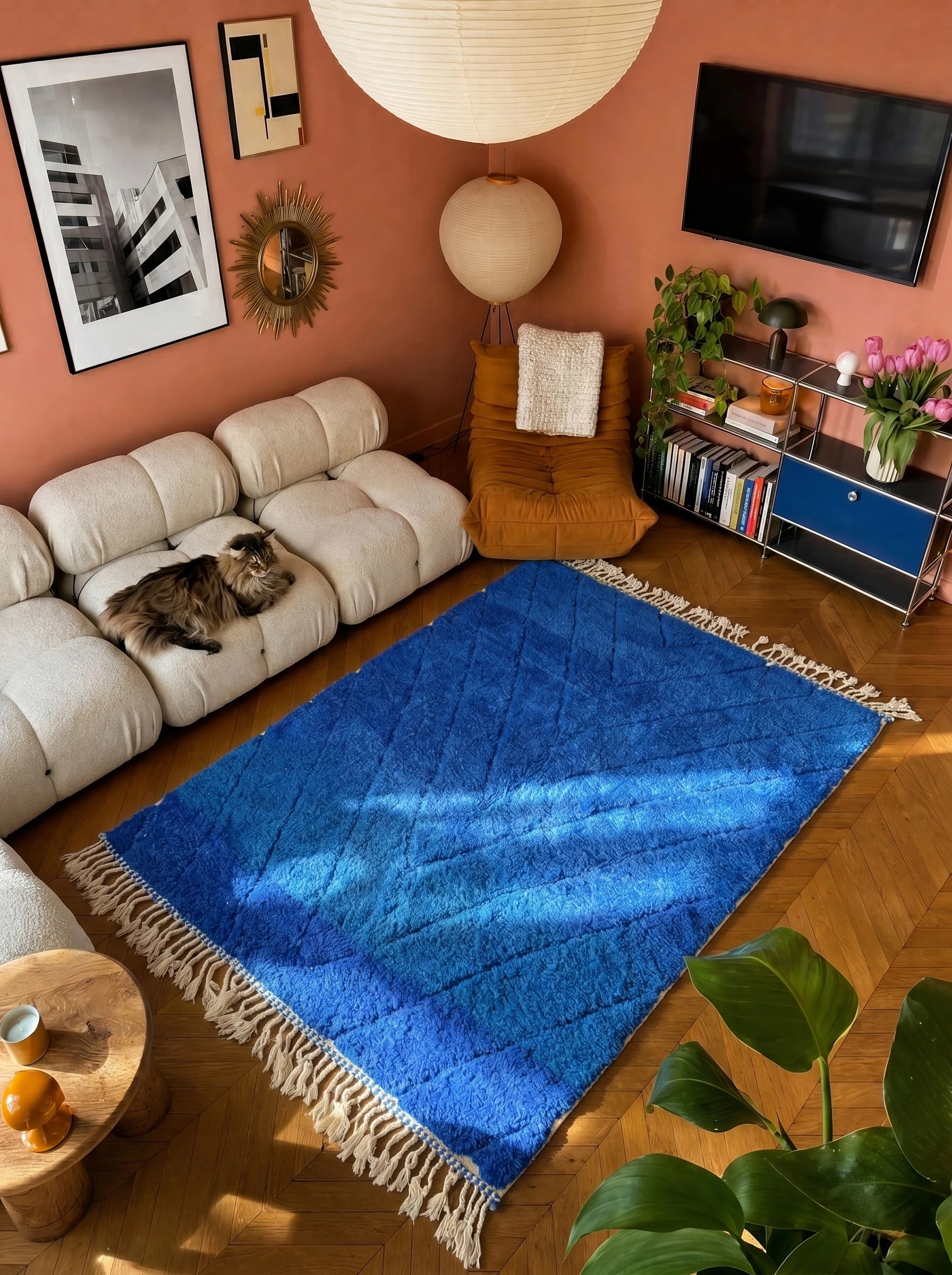 Tapis Berbère Coloré 150 x 266 cm en situation dans un salon, fait main en laine | Tamazi