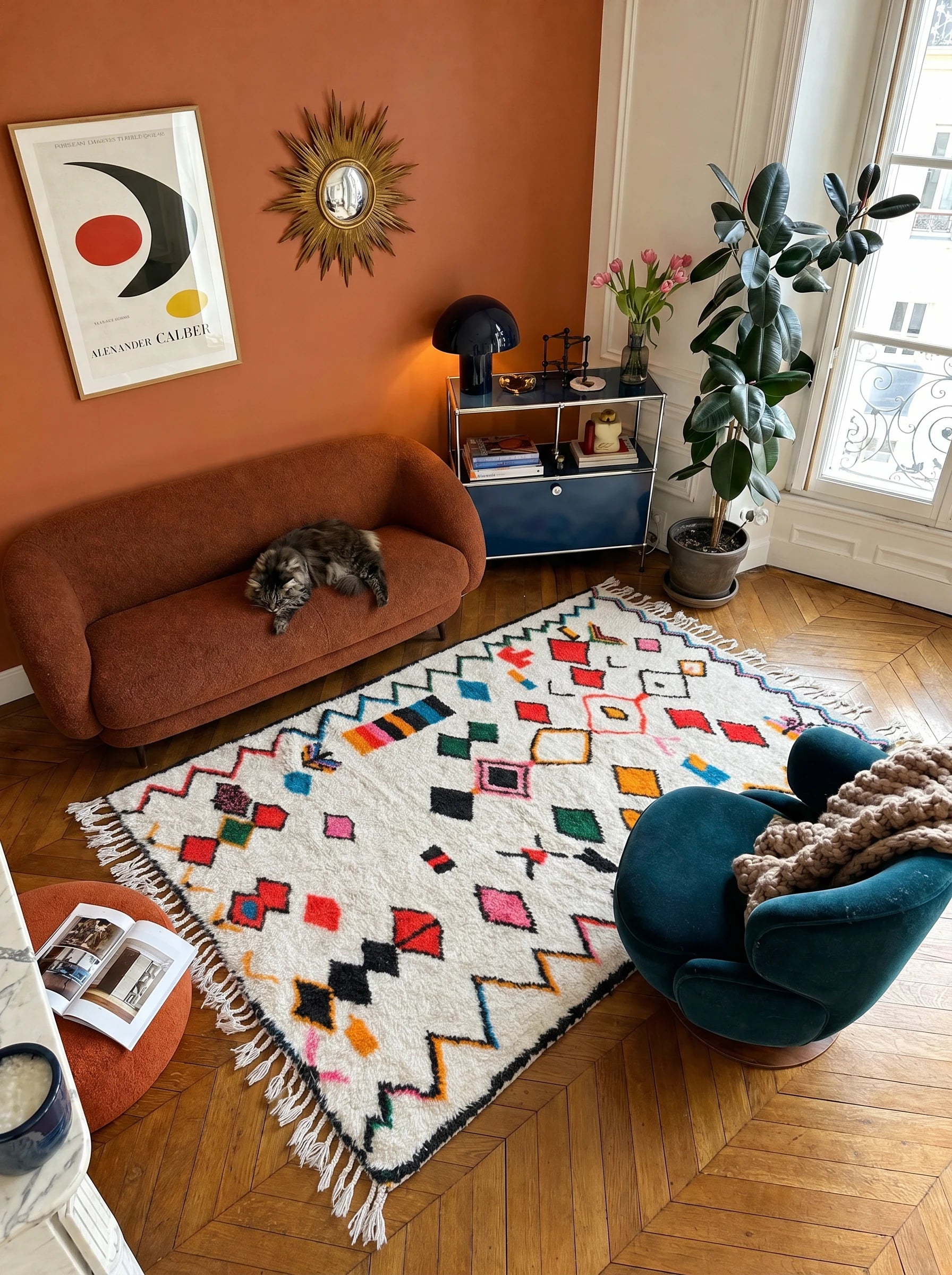 Tapis berbère coloré 153 x 280 cm en situation dans un salon, fait main en laine | Tamazi