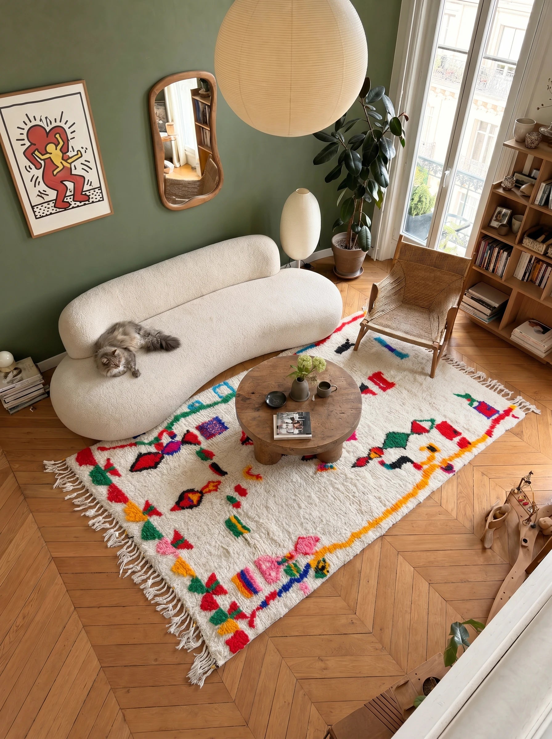Tapis berbère coloré 157 x 270 cm en situation dans un salon, fait main en laine | Tamazi