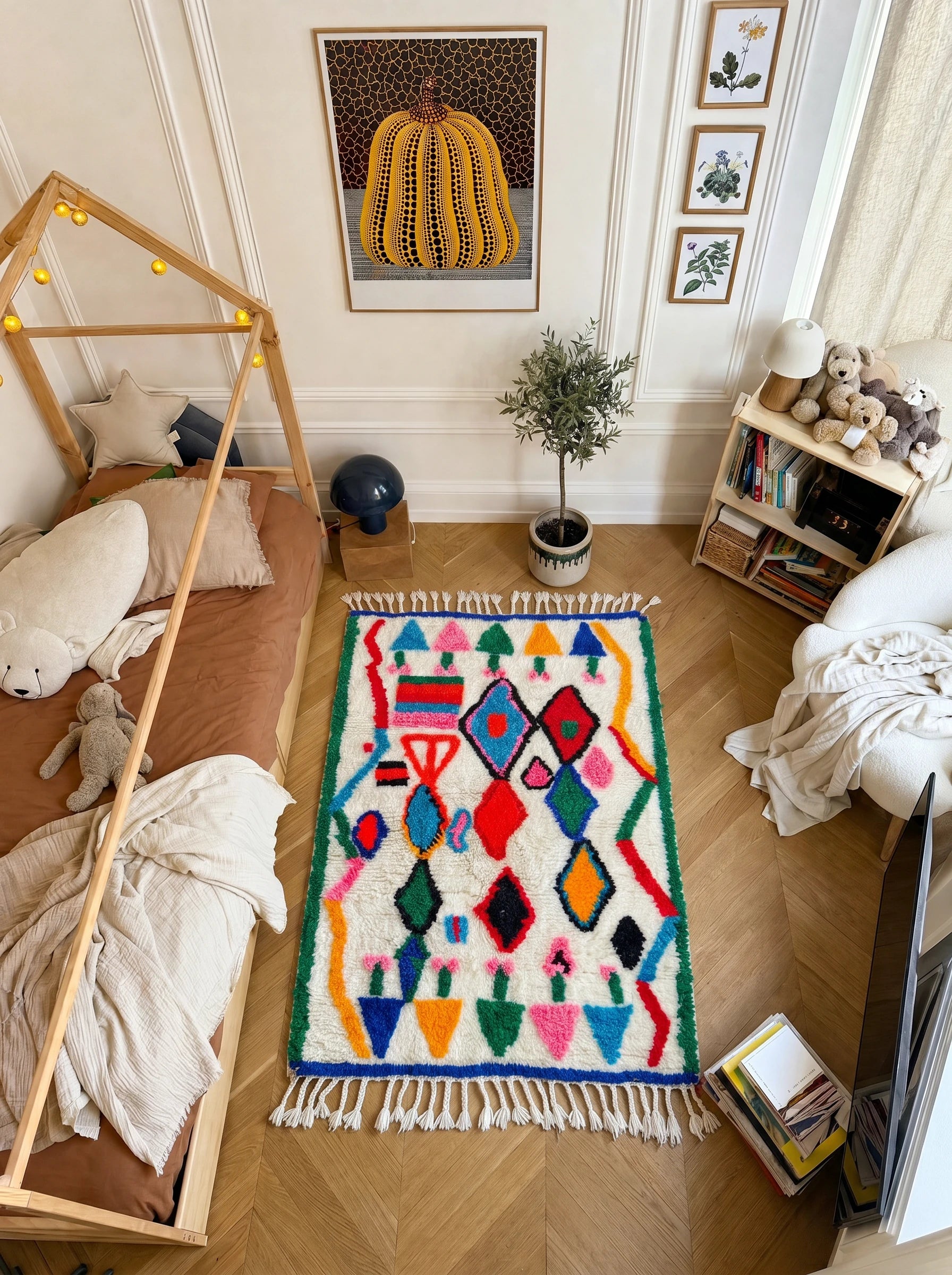 Bunter Berberteppich 97 x 163 cm in einem Wohnzimmer, handgefertigt aus Wolle | Tamazi