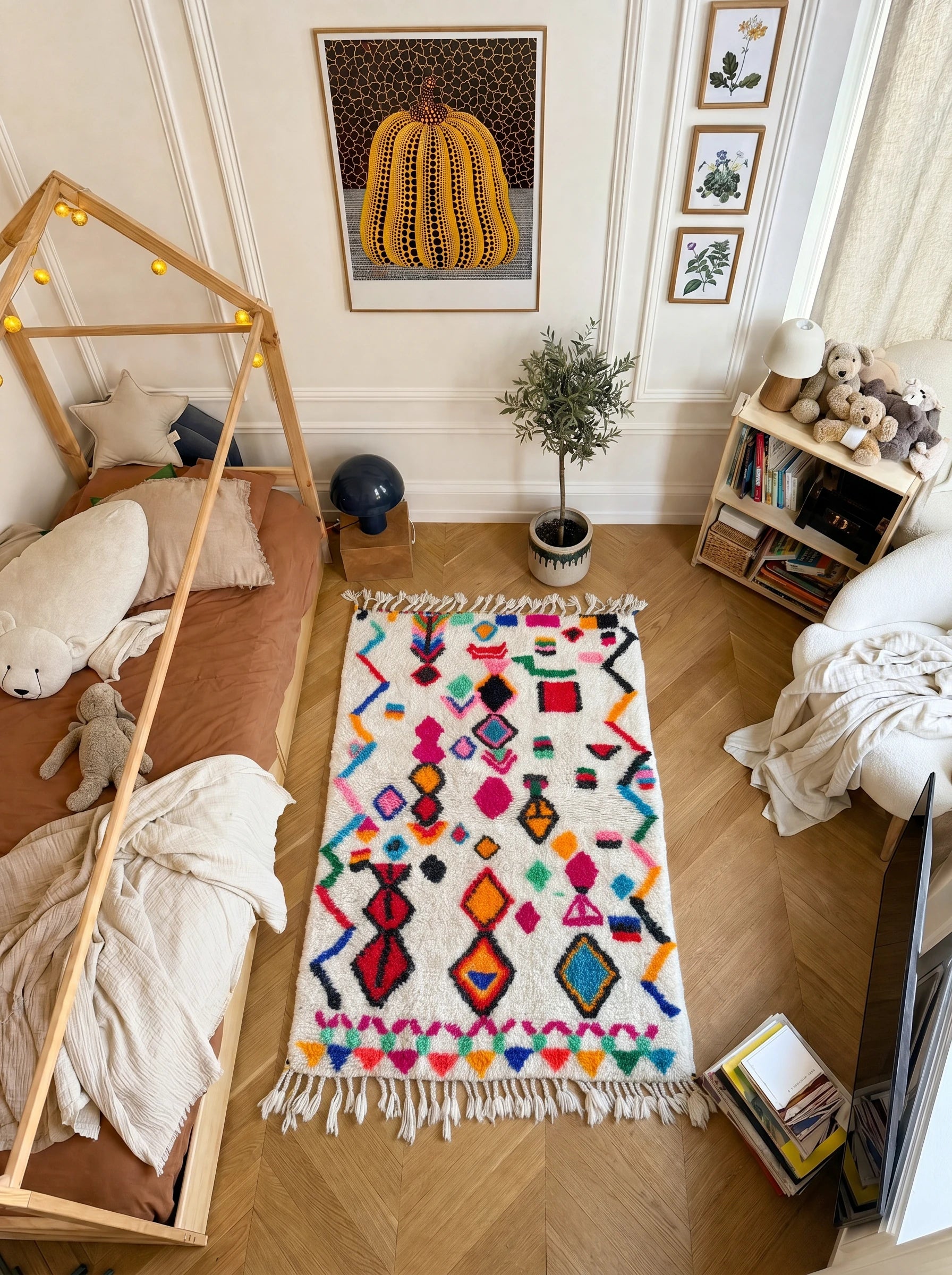 Tapis berbère coloré 98 x 161 cm en situation dans un salon, fait main en laine | Tamazi