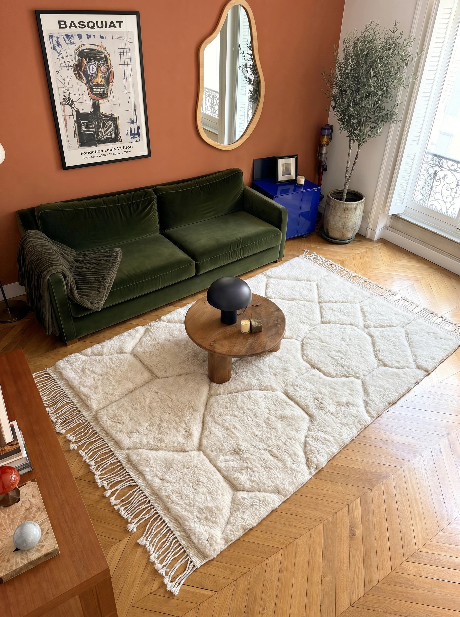 Tapis M'rirt 150 x 280 cm, tapis berbère en situation dans un salon, fait main en laine | Tamazi