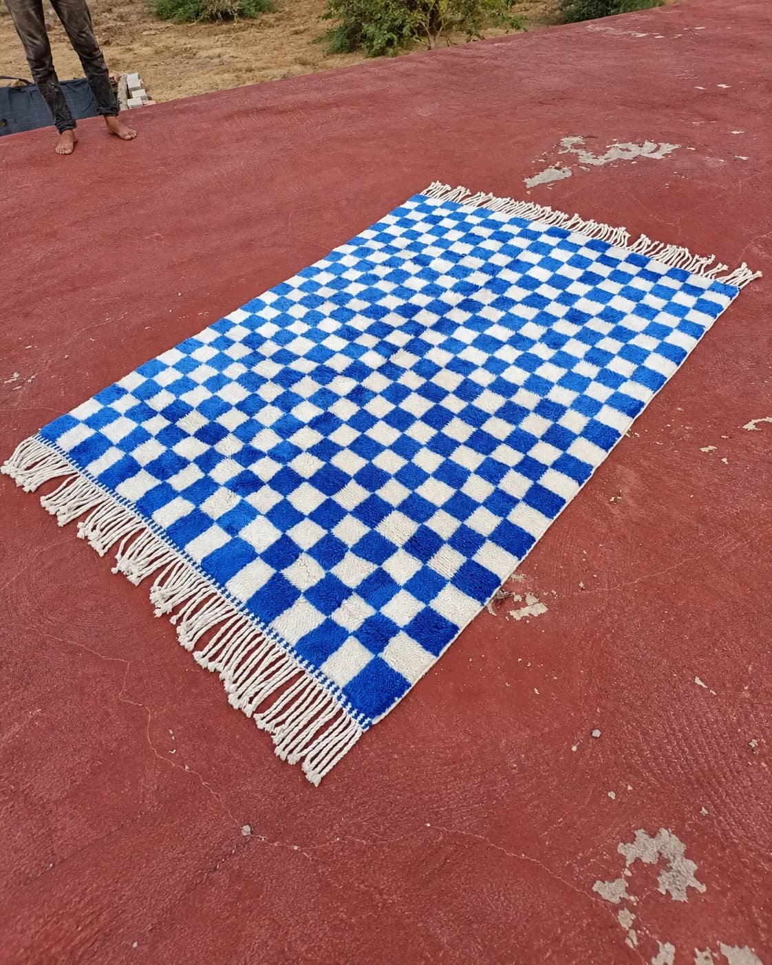 Tappeto M’rirt blu finito, steso sul pavimento prima della spedizione