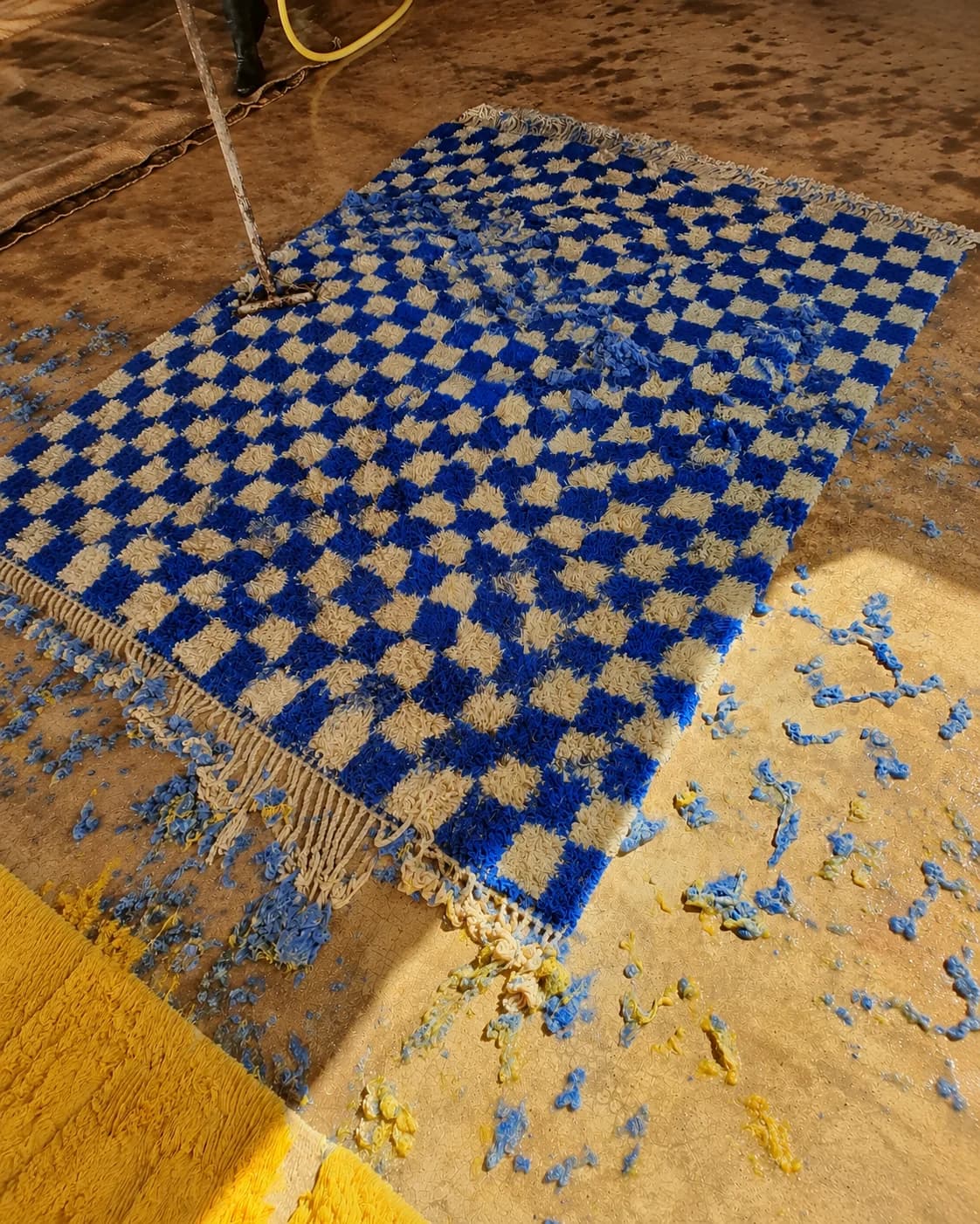 Lavaggio di un tappeto M’rirt blu nel laboratorio