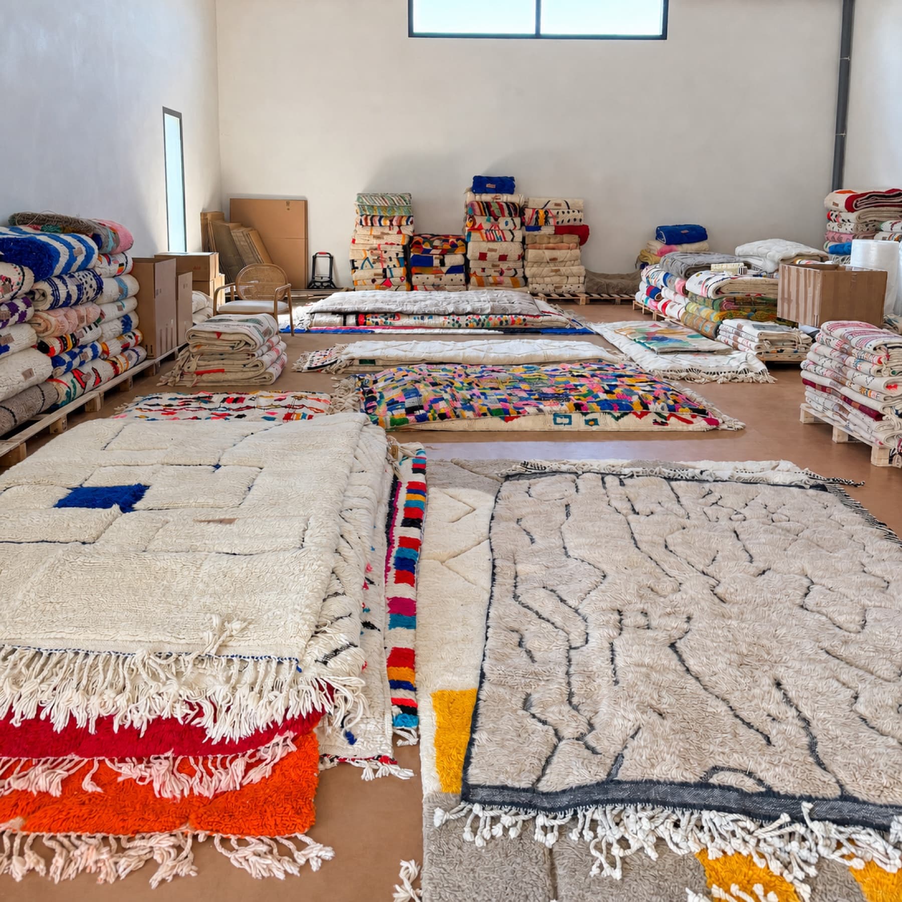 Sélection de tapis présentée dans le showroom Tamazi de Fonbeauzard