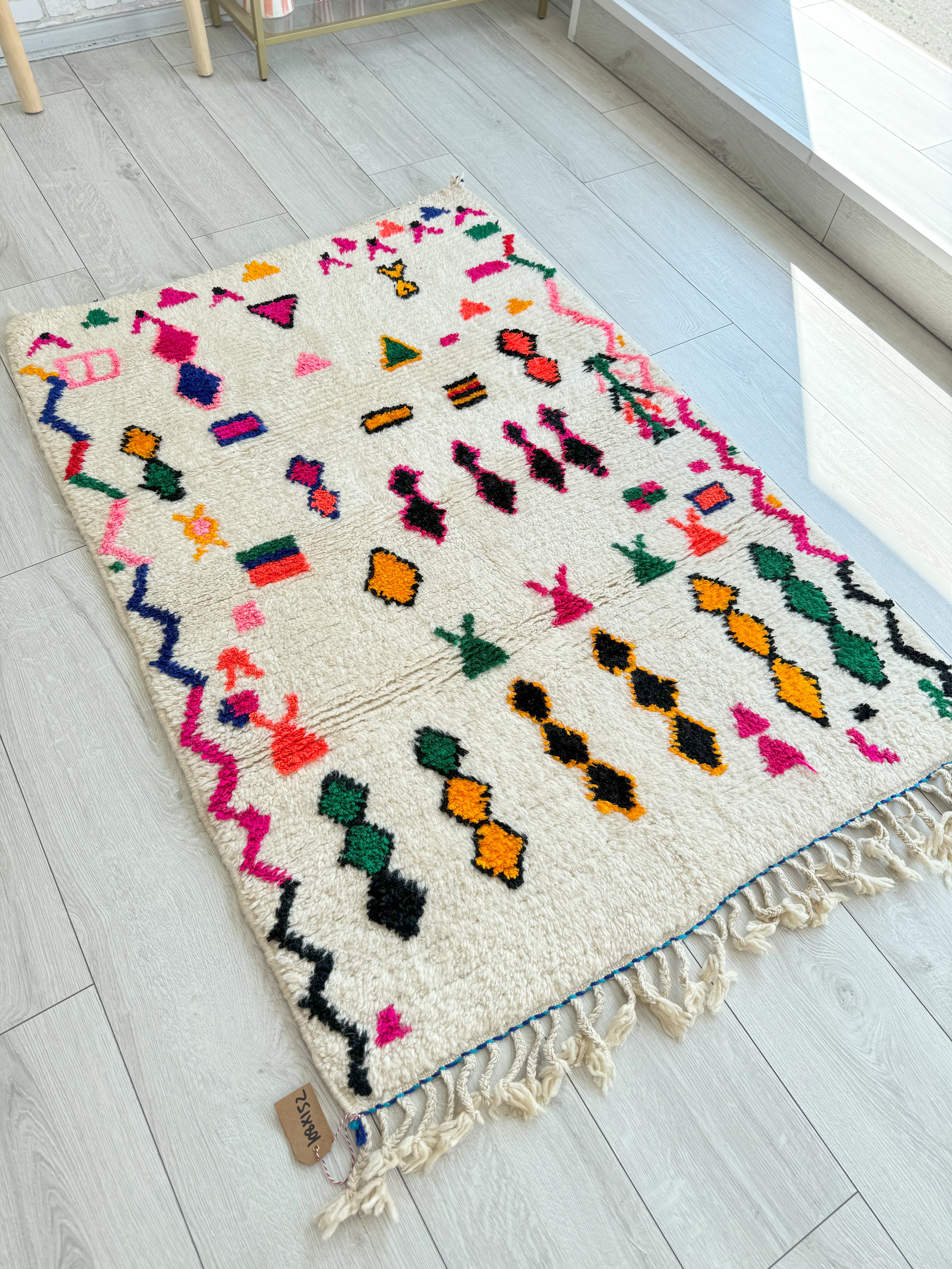 Colorful Moroccan Rug 108 x 152 cm / 3.5 x 5.0 ft - n°1245