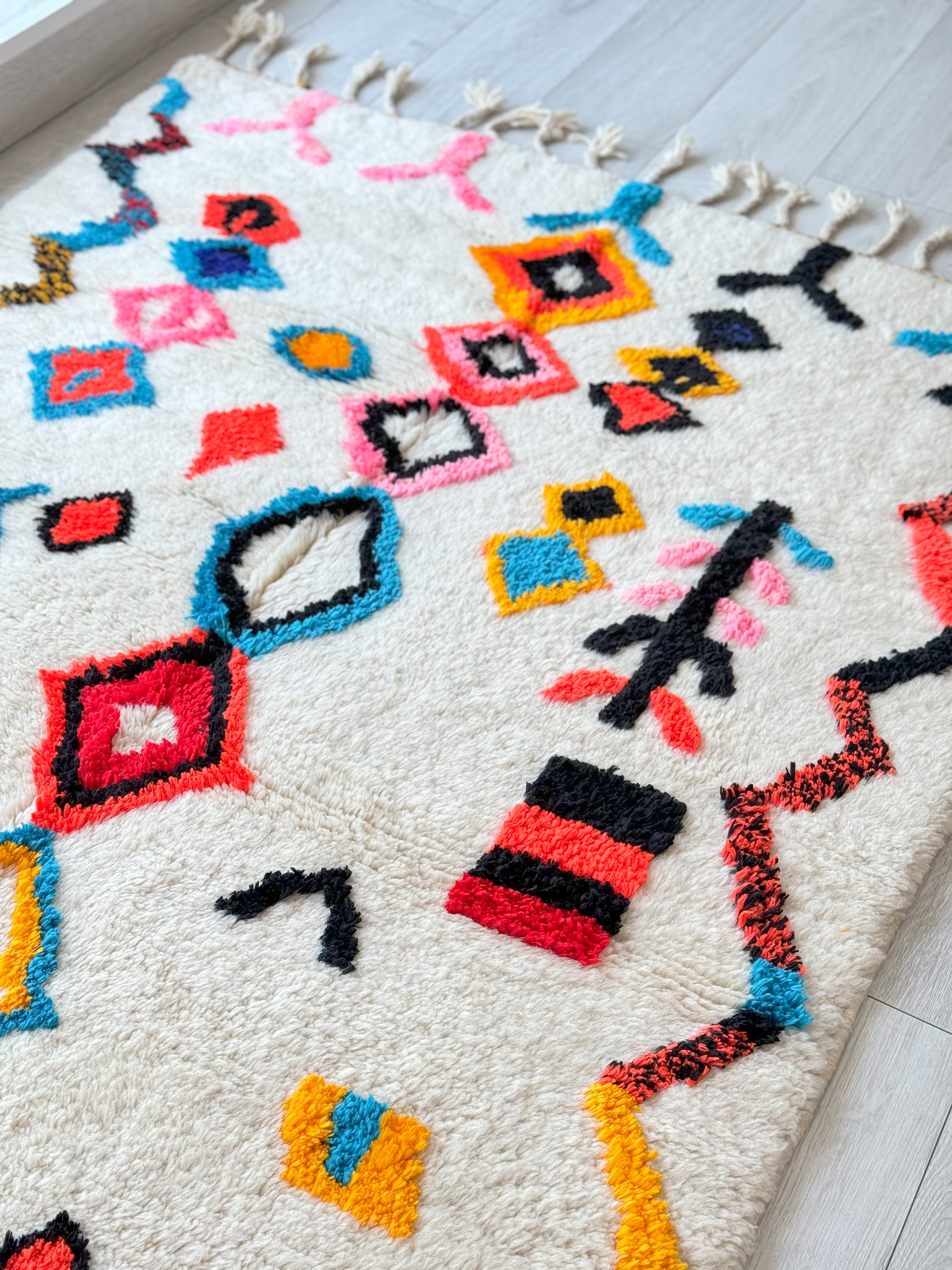 Colorful Berber rug 143 x 270 cm / 4.7 x 8.9 ft - n°1101