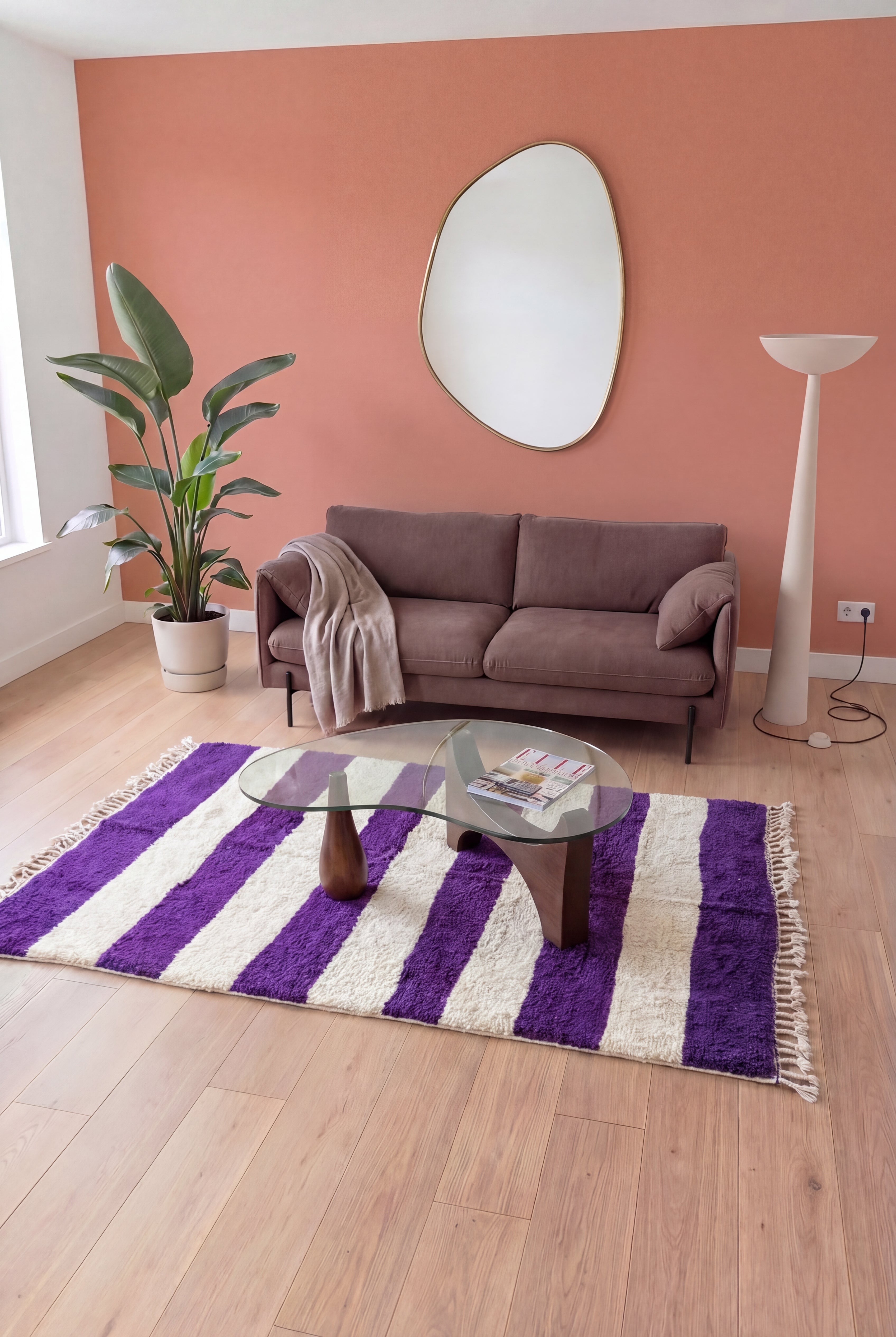 Marokkanischer Berberteppich Azilal bunt handgefertigt, Wolle und Baumwolle weiß und lila, 143x260 cm, n1324 — inszeniert in einem zeitgenössischen Wohnzimmer | Tamazi