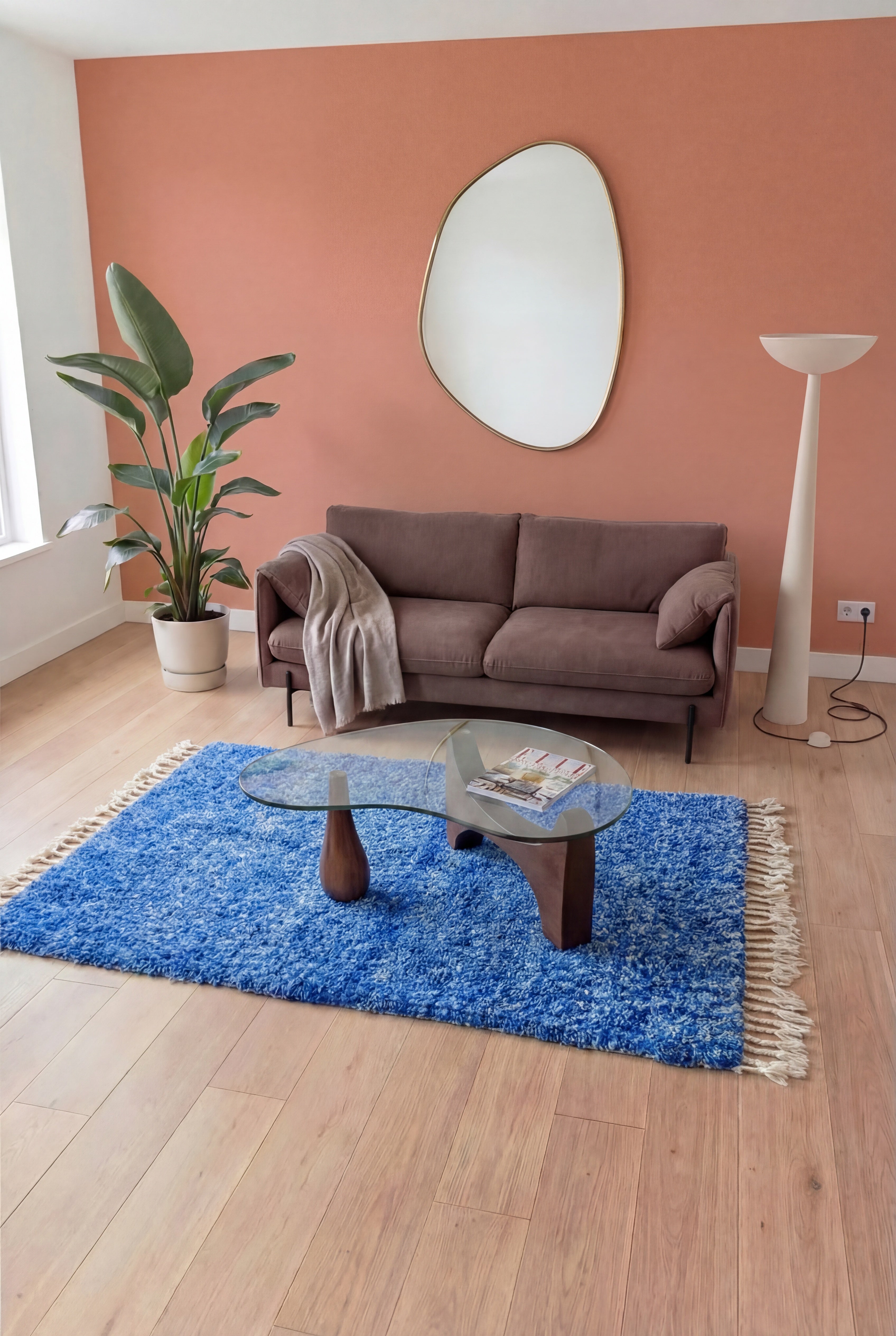 Marokkanischer Berberteppich Azilal bunt handgefertigt, Wolle und Baumwolle Majorelle-Blau, 144x272 cm, n2220 — inszeniert in einem zeitgenössischen Wohnzimmer | Tamazi