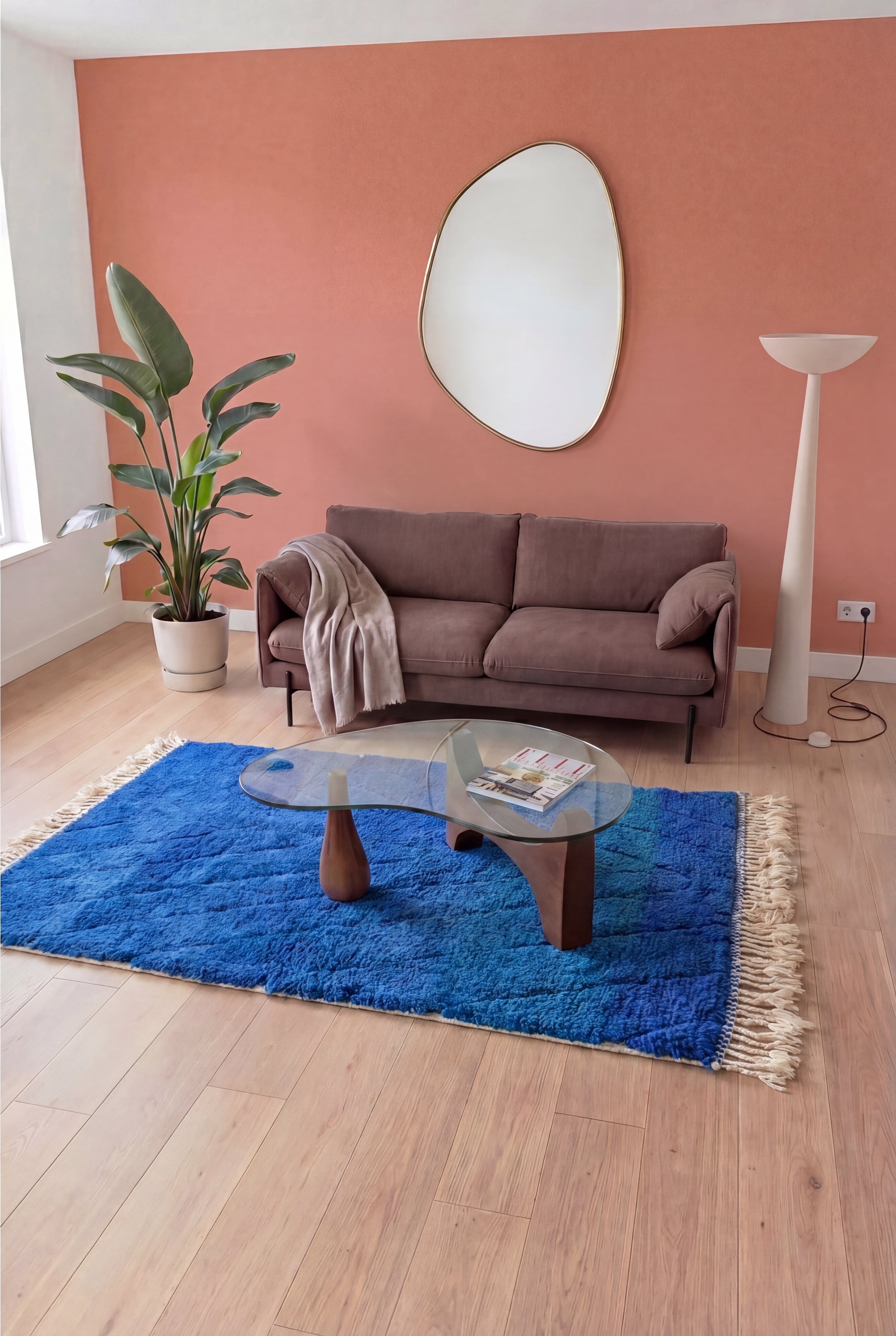 Marokkanischer Berberteppich Azilal bunt handgefertigt, Wolle und Baumwolle Majorelle-Blau, 150x266 cm, n1779 — inszeniert in einem zeitgenössischen Wohnzimmer | Tamazi