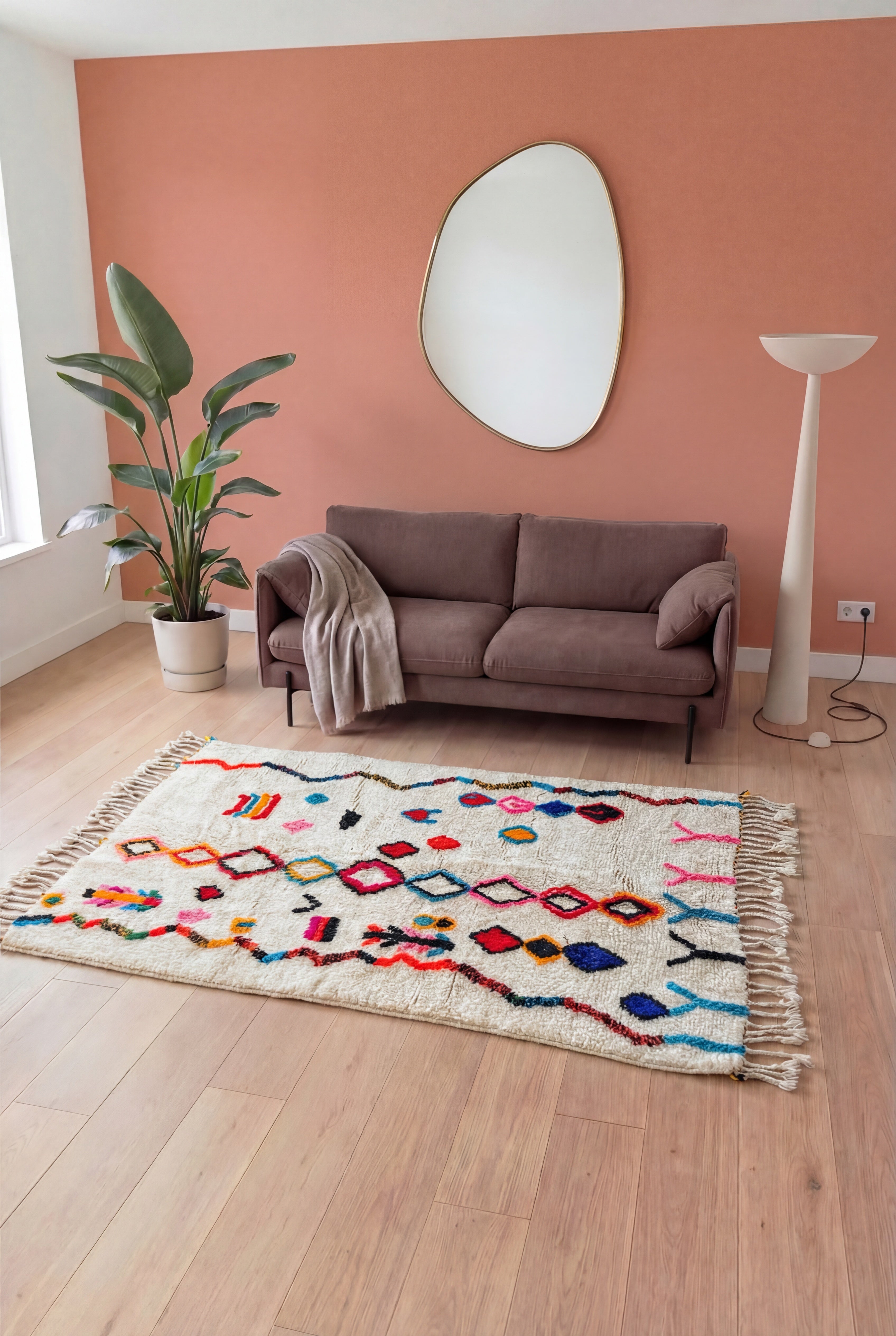 Marokkaans Berbers Azilal tapijt kleurrijk handgemaakt, wol en katoen multicolor, 144x230 cm, n2571 — gestileerd in een eigentijdse woonkamer | Tamazi