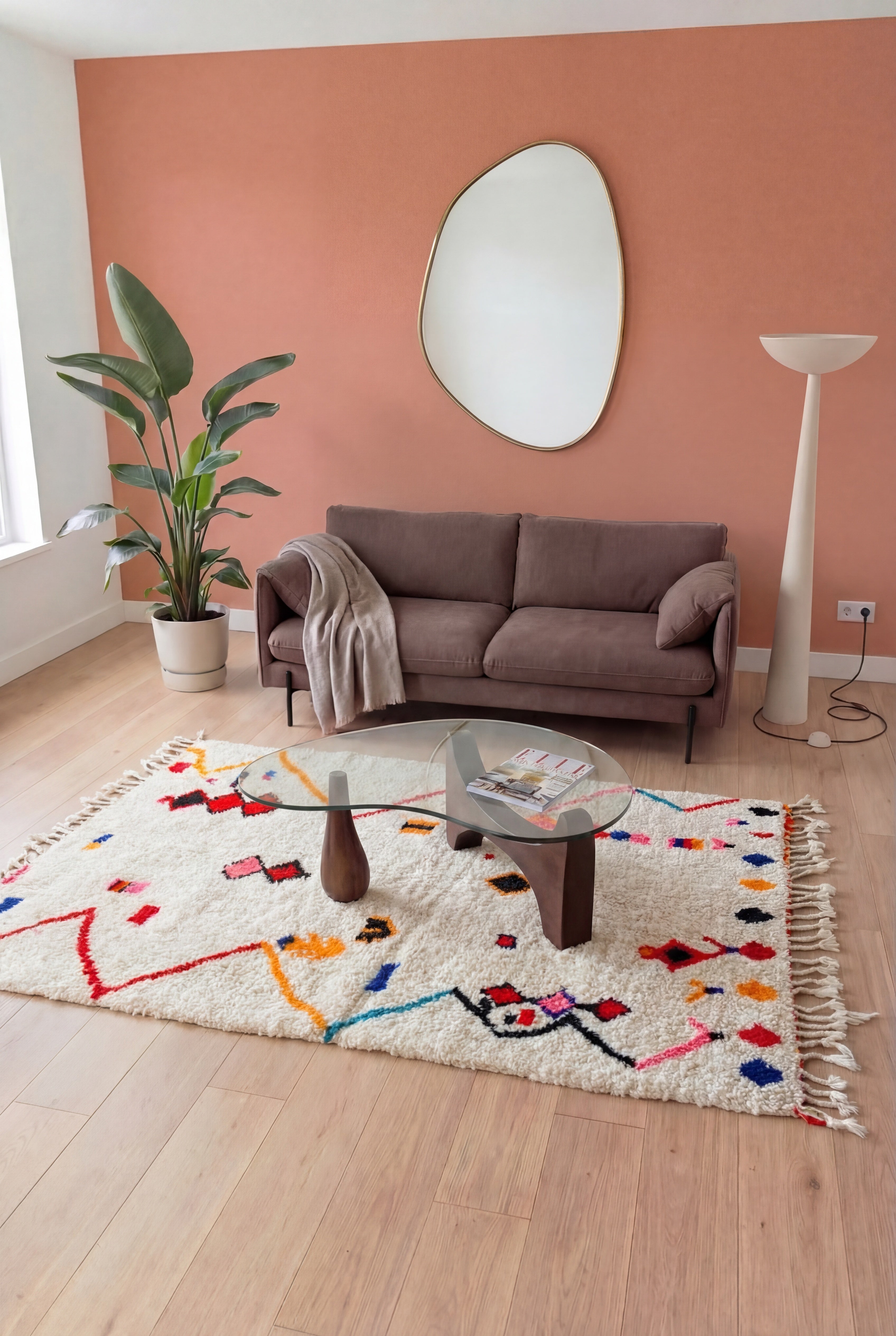 Bunter handgefertigter marokkanischer Berberteppich Azilal aus Wolle und Baumwolle, mehrfarbig, 147x287 cm, n1816 — inszeniert in einem zeitgenössischen Wohnzimmer | Tamazi