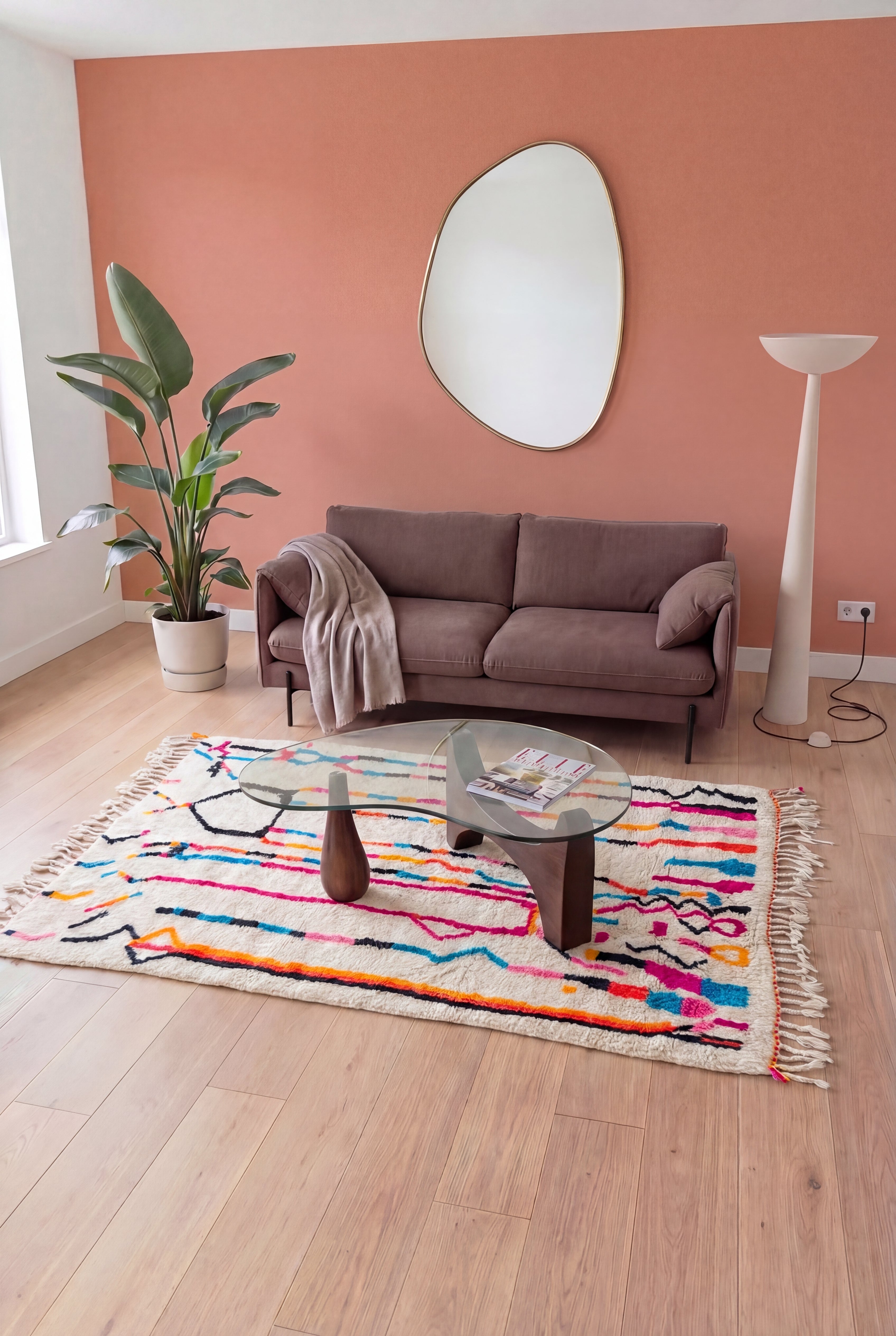 Handgemaakt gekleurd Marokkaans Azilal berbertapijt, meerkleurige wol en katoen, 149x237 cm, n2252 — gestileerd in een hedendaagse woonkamer | Tamazi