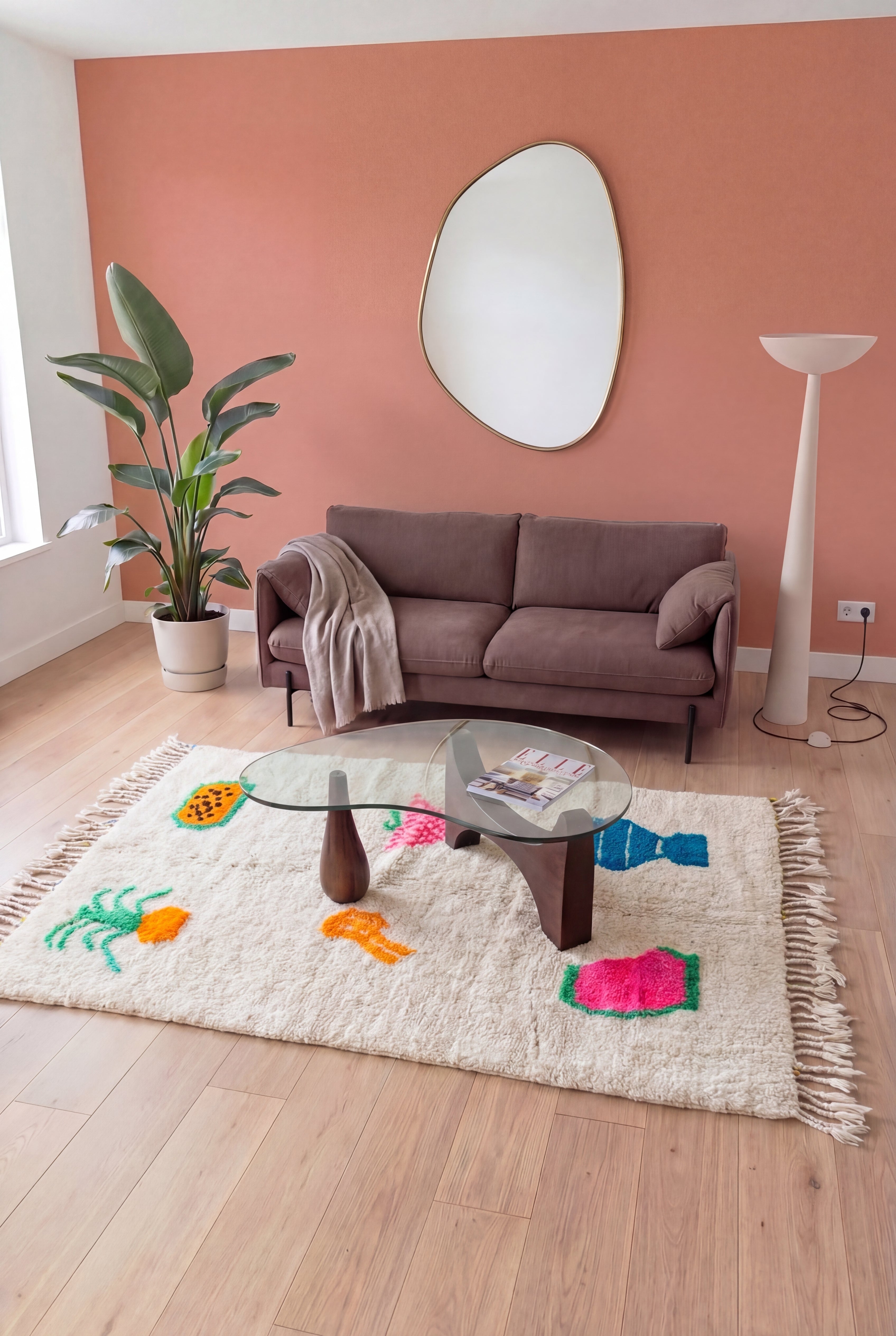 Marokkanischer Berberteppich Azilal bunt handgefertigt, Wolle und Baumwolle mehrfarbig, 149x287 cm, n2337 — inszeniert in einem zeitgenössischen Wohnzimmer | Tamazi