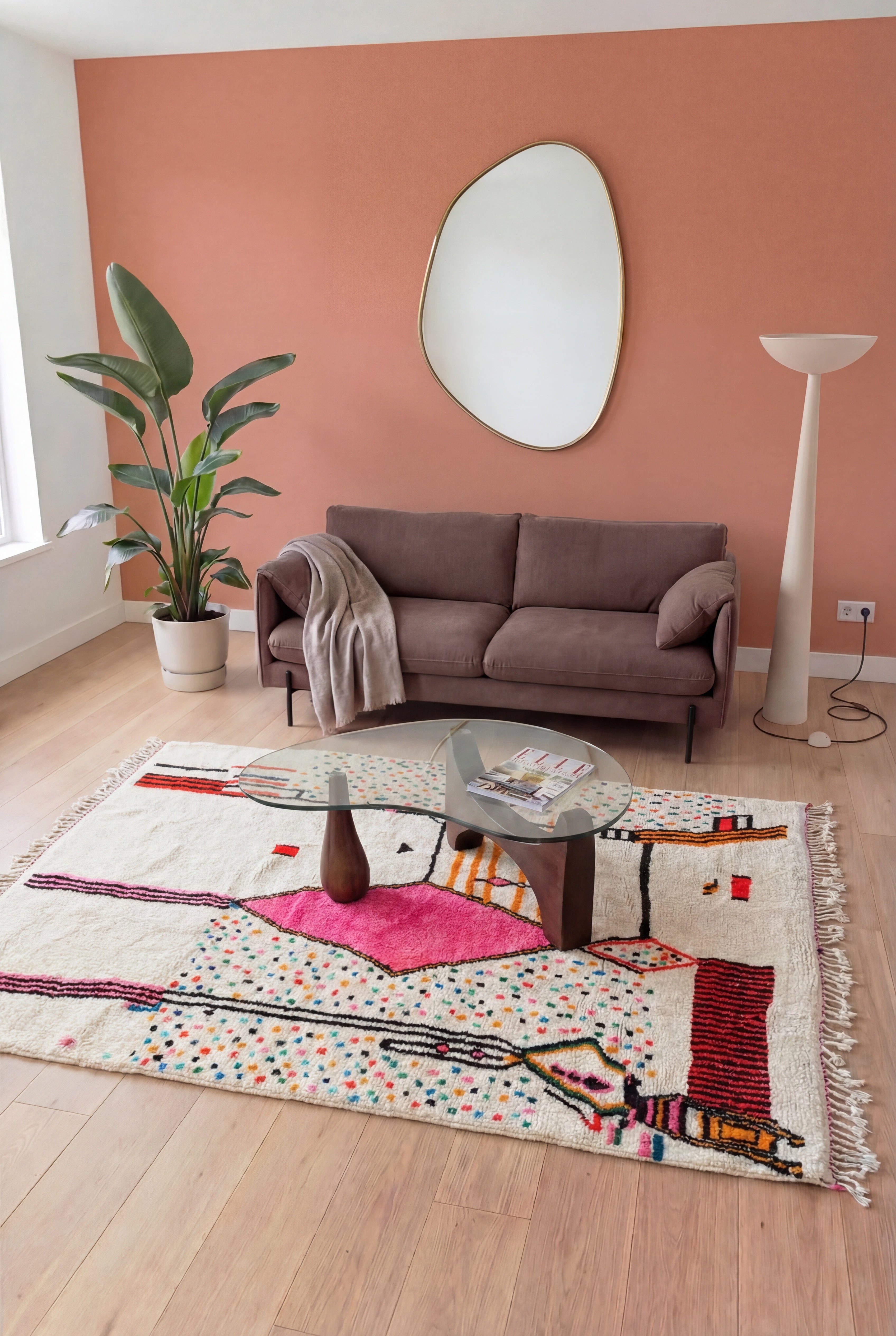 Handgemaakt gekleurd Marokkaans Azilal berbertapijt, meerkleurige wol en katoen, 255x362 cm, n2541 — gestileerd in een eigentijdse woonkamer | Tamazi