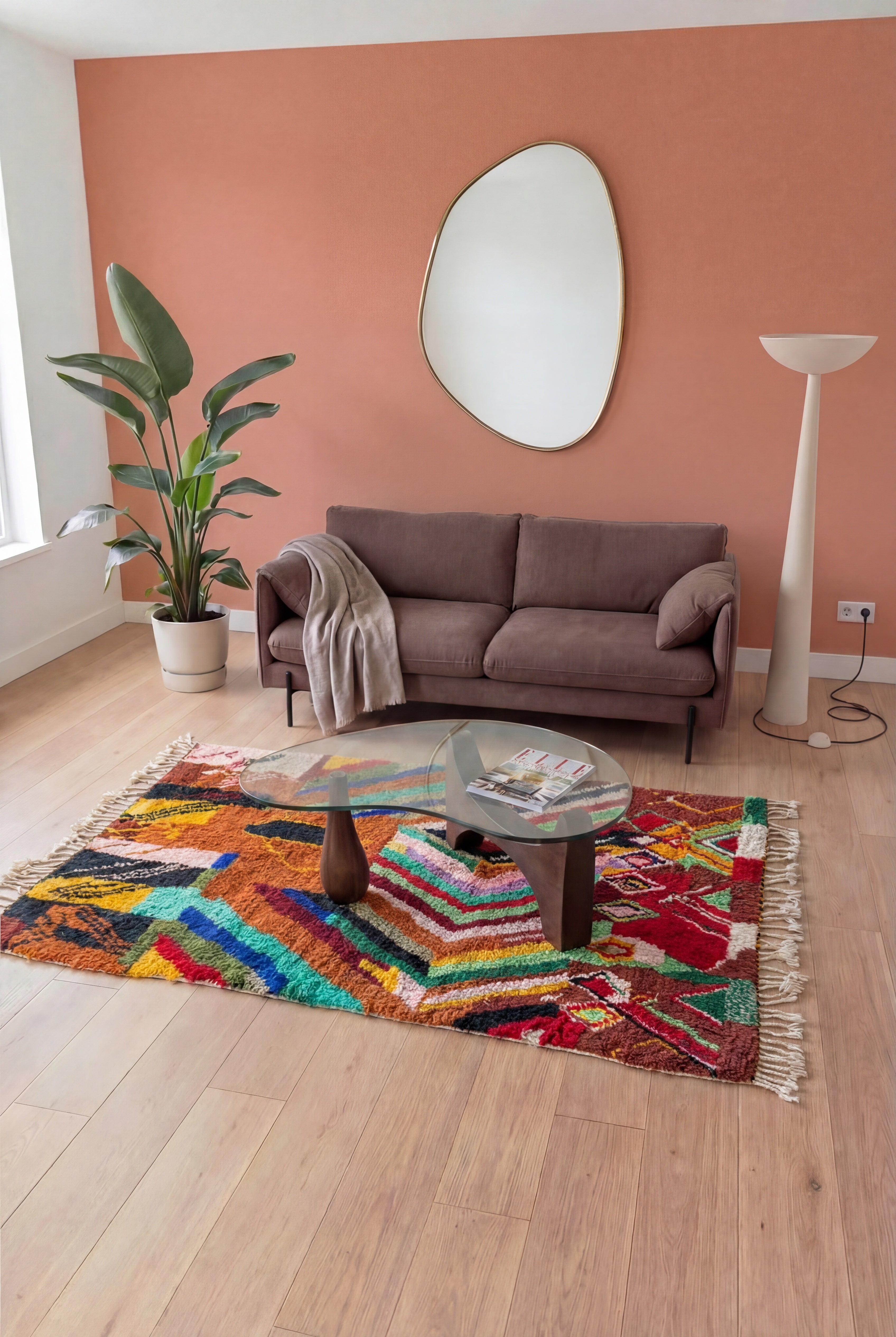 Marokkanischer Berberteppich Azilal bunt handgefertigt, Wolle und Baumwolle in Pastelltönen, 144x270 cm, n1930 — inszeniert in einem zeitgenössischen Wohnzimmer | Tamazi