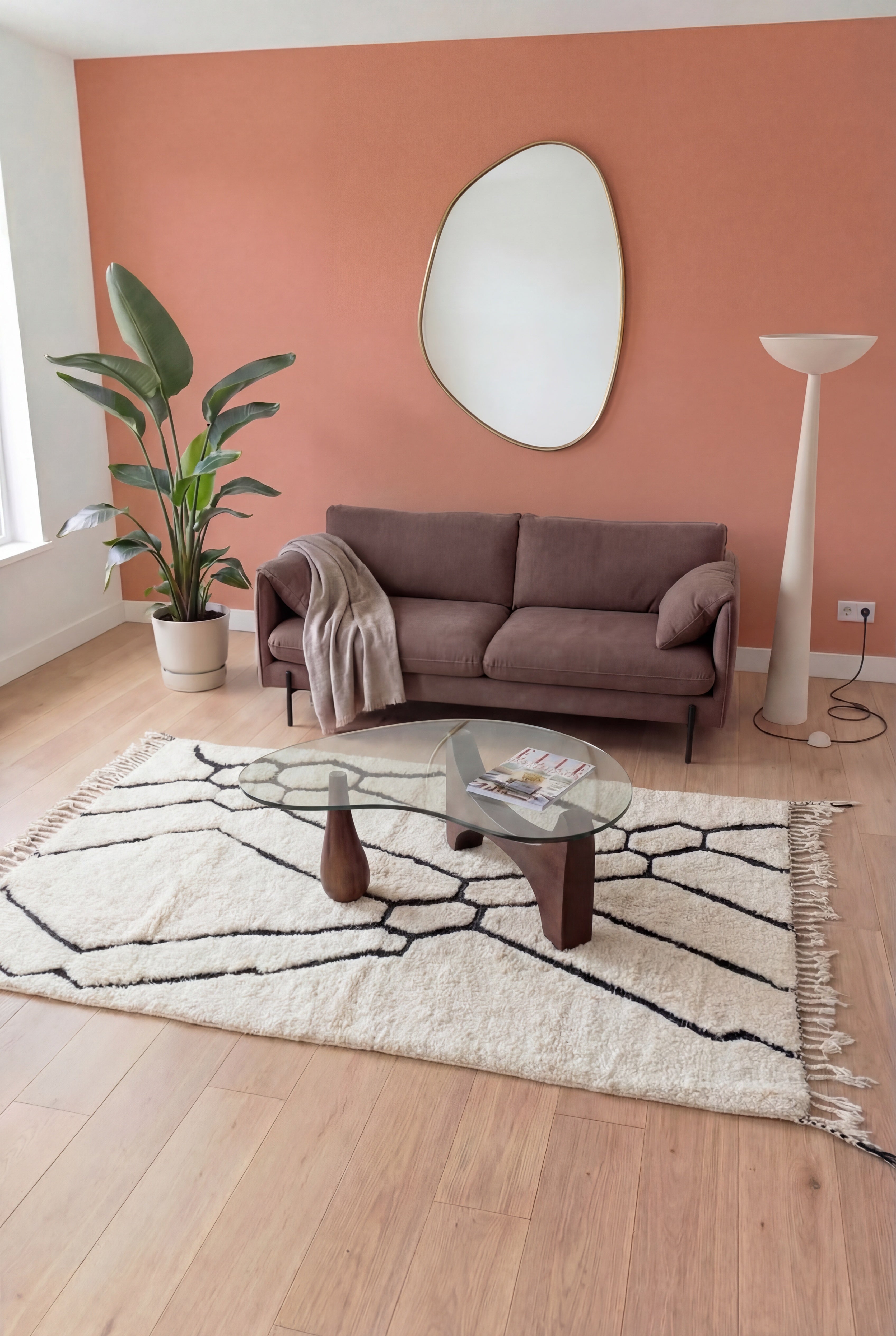 Alfombra bereber marroquí Beni Ouarain hecha a mano, lana blanca y negra, 153x285 cm, n2516 — presentada en un salón contemporáneo | Tamazi