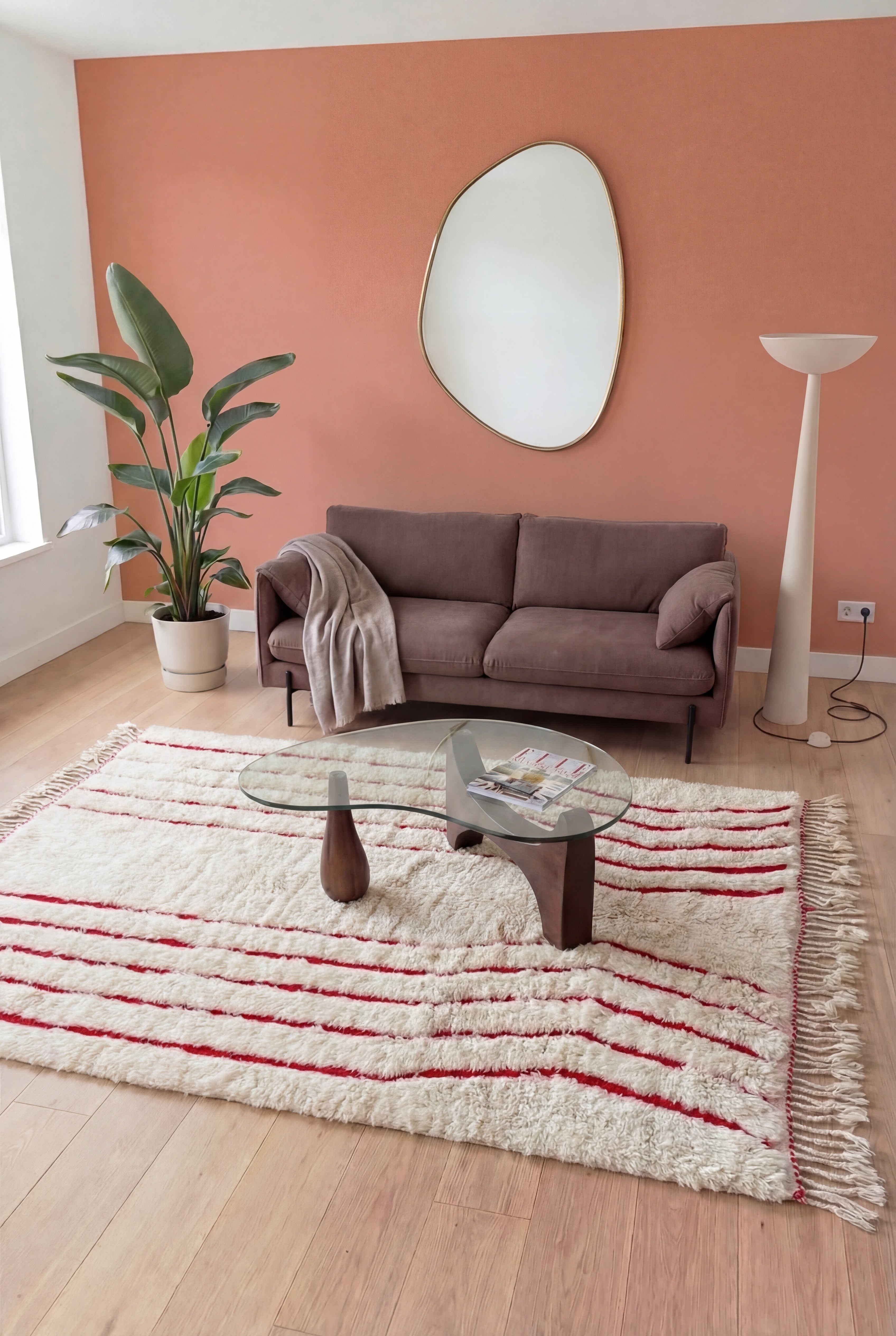 Handgemaakt Marokkaans Beni Ouarain berbertapijt, witte en rode wol, 210x320 cm, n2341 — gestileerd in een hedendaagse woonkamer | Tamazi
