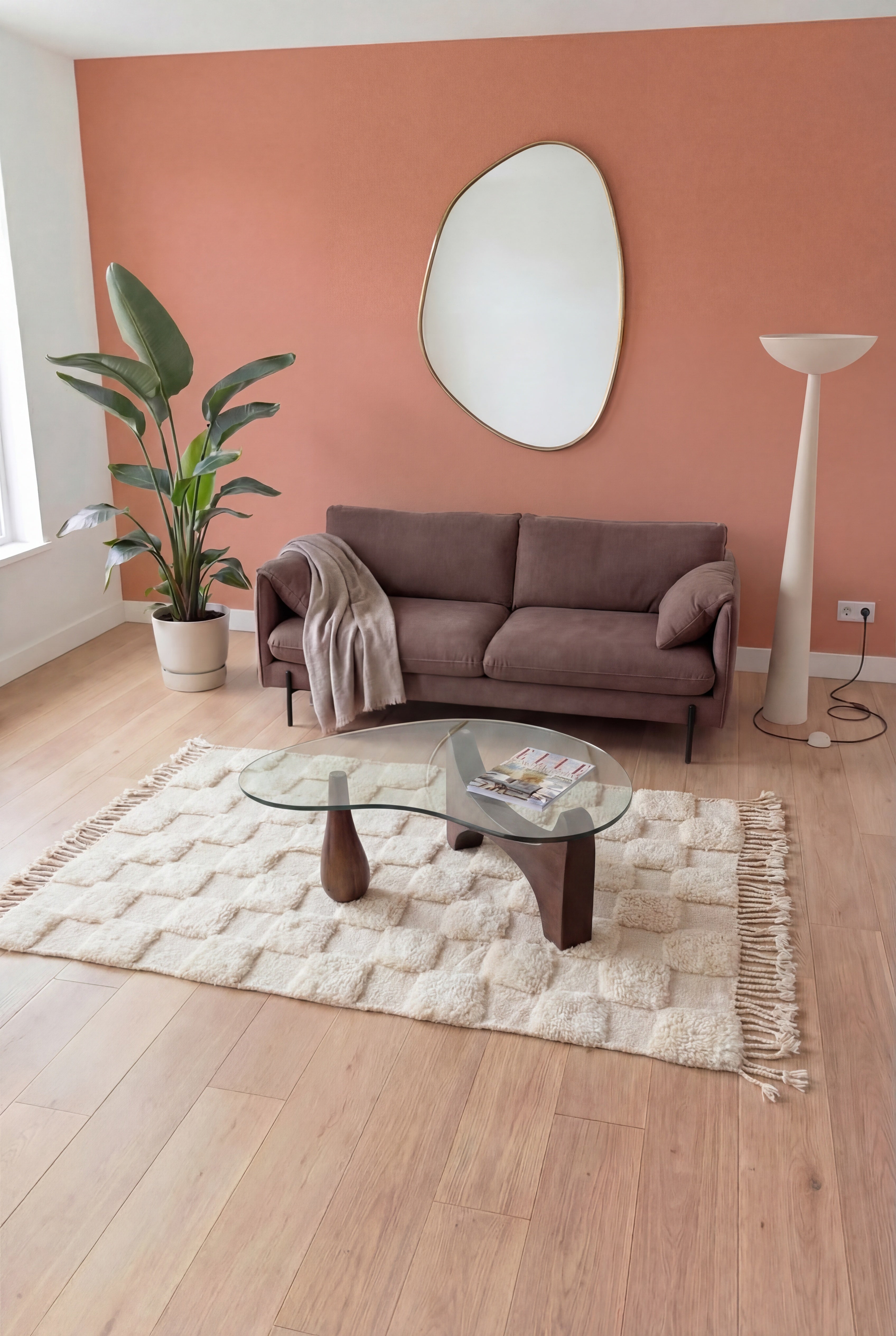 Alfombra bereber marroquí Beni Ouarain hecha a mano, lana color crudo, 154x240 cm, n2527 — presentada en un salón contemporáneo | Tamazi