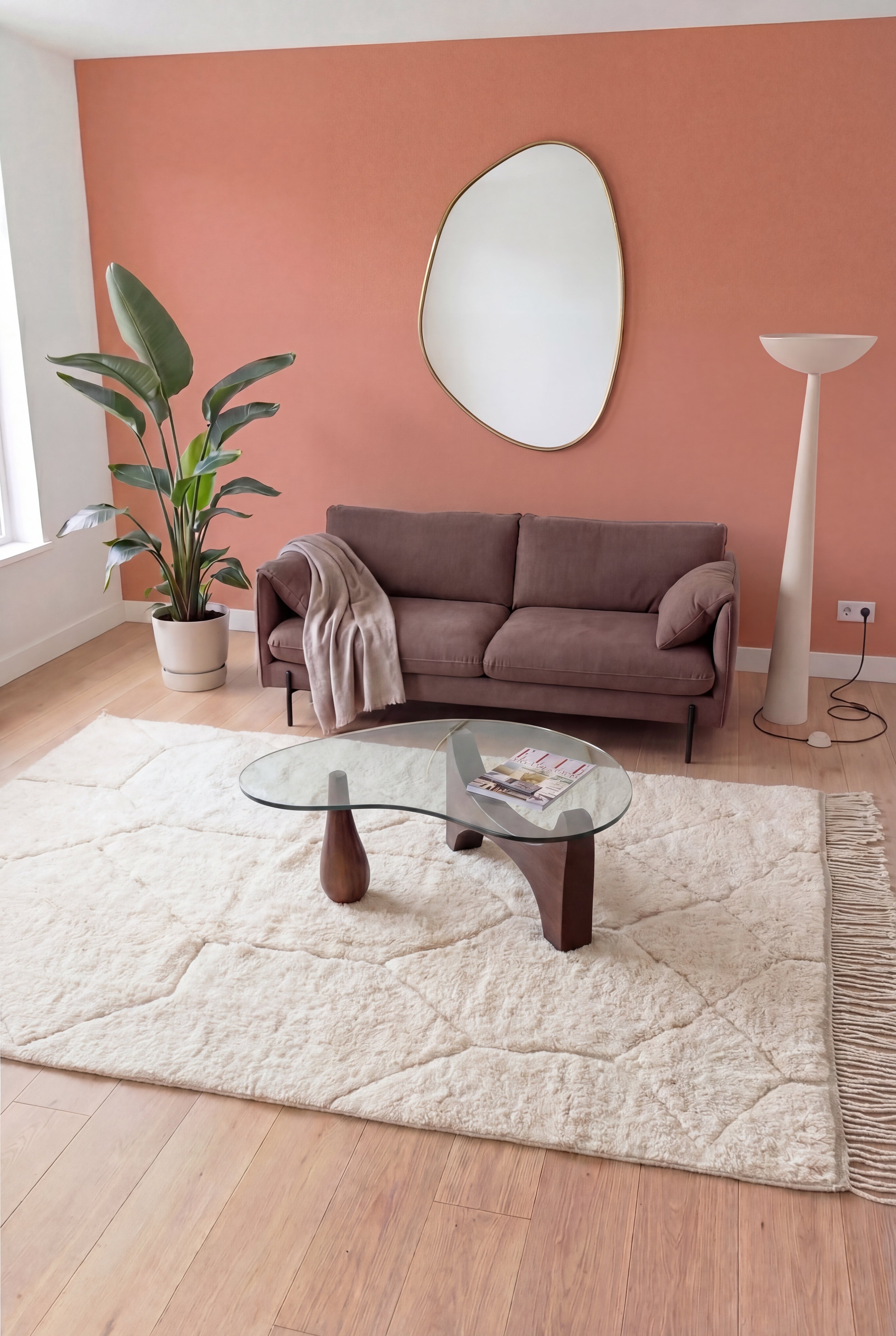 Handgefertigter marokkanischer Mrirt-Berberteppich, cremefarbene Wolle, 253x362 cm, n2546 – in einem modernen Wohnzimmer inszeniert | Tamazi