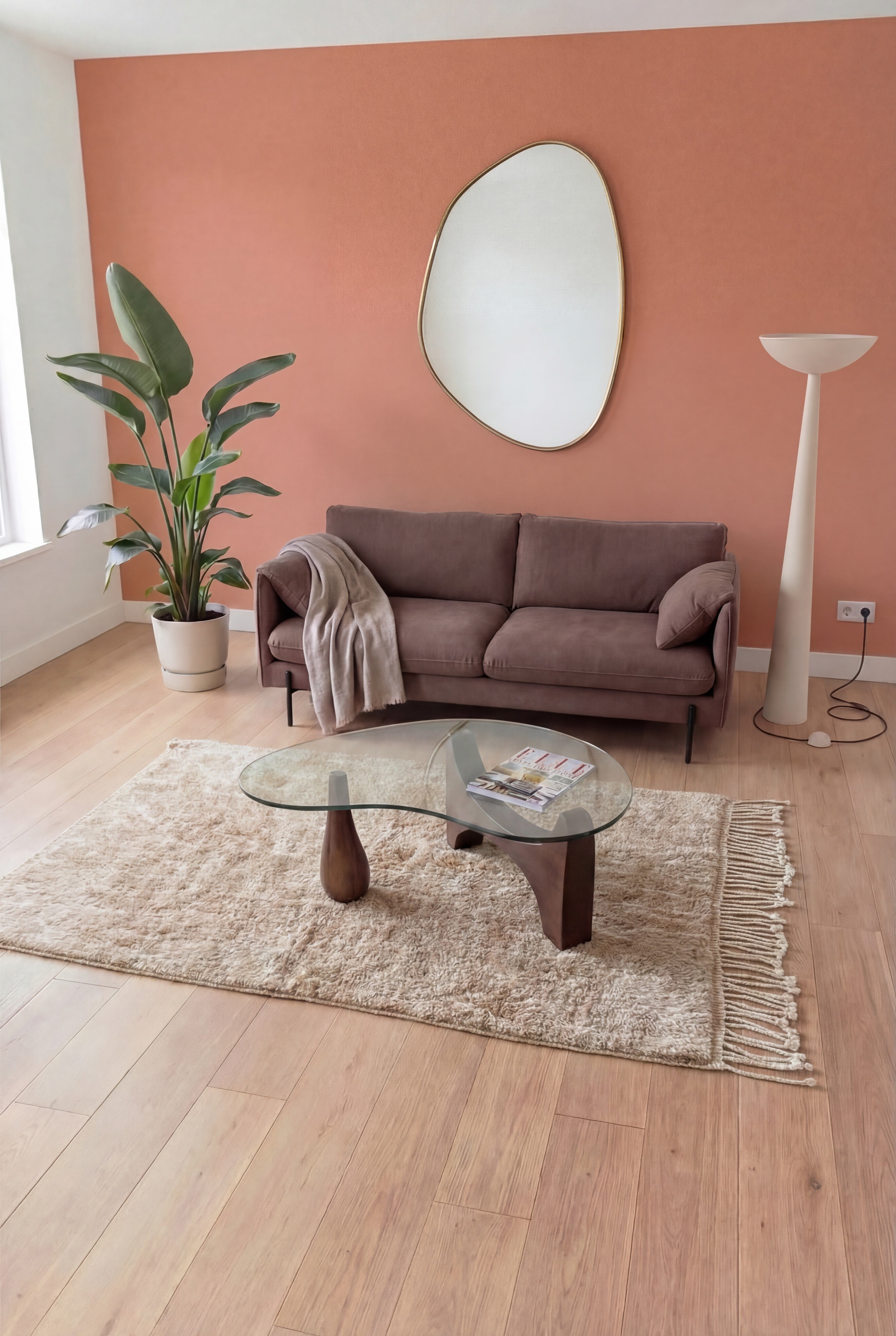 Alfombra bereber marroquí Mrirt hecha a mano, lana marrón claro y blanco, 160x235 cm, n2507 — presentada en un salón contemporáneo | Tamazi