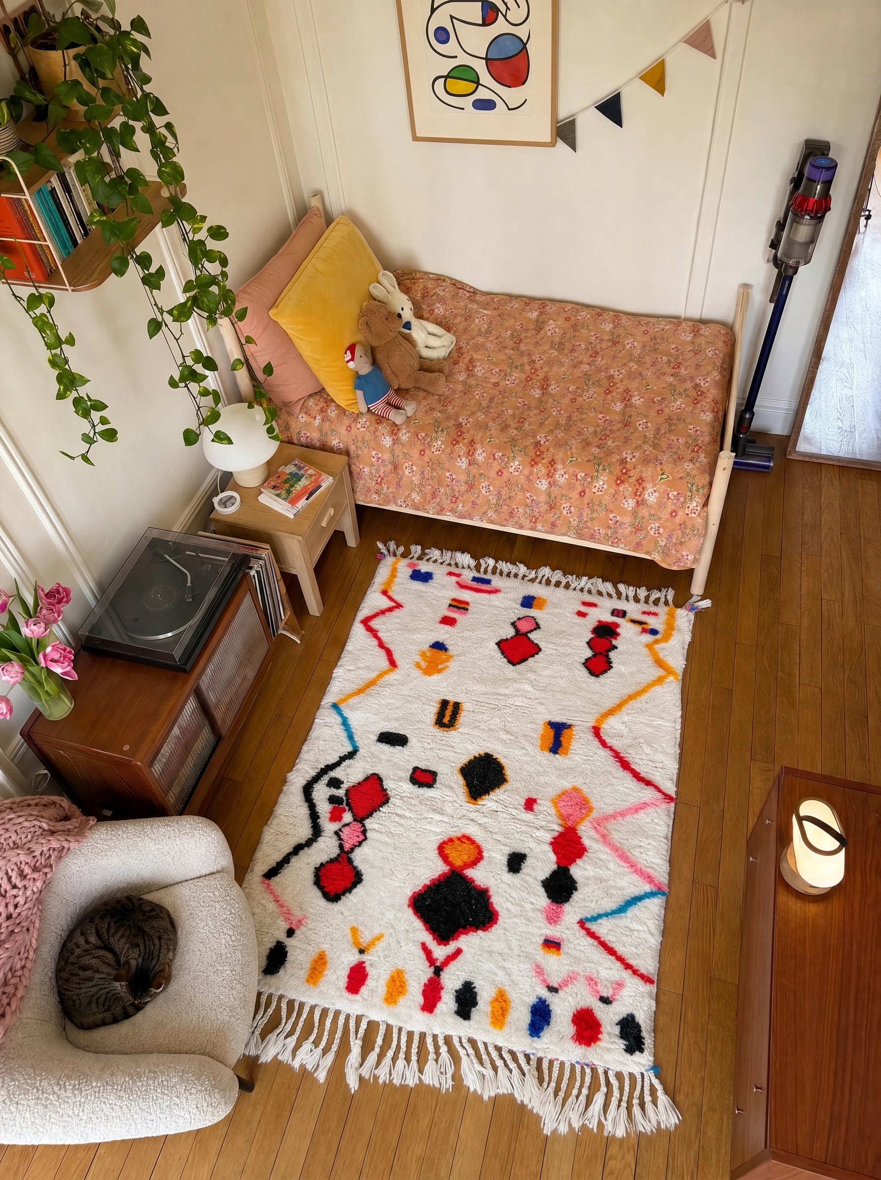 Colorful Berber rug 101 x 172 cm in a living room setting, handmade in wool | Tamazi