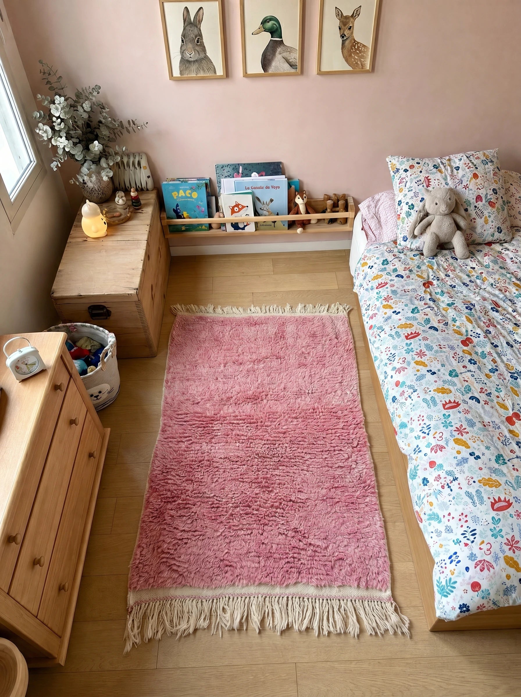 Tapis berbère coloré 104 x 157 cm en situation dans un salon, fait main en laine | Tamazi